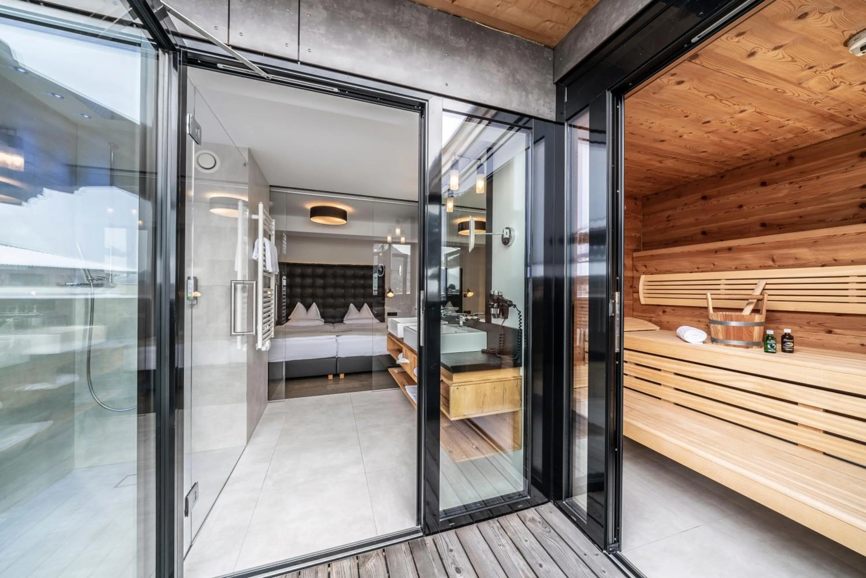 Balcony/Terrace, Bed in Dolomiten Residenz - Sporthotel Sillian