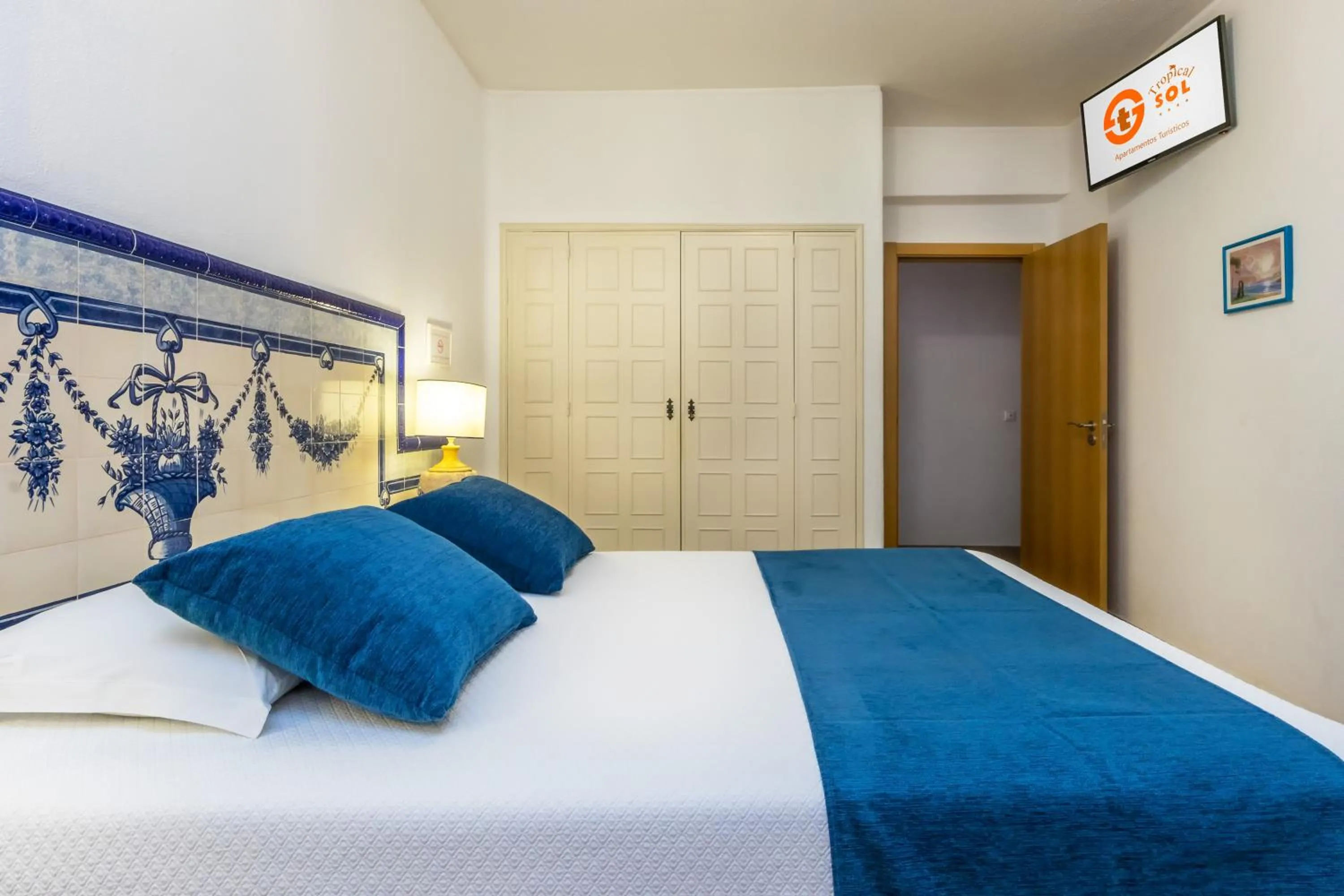 Bedroom, Bed in Tropical Sol