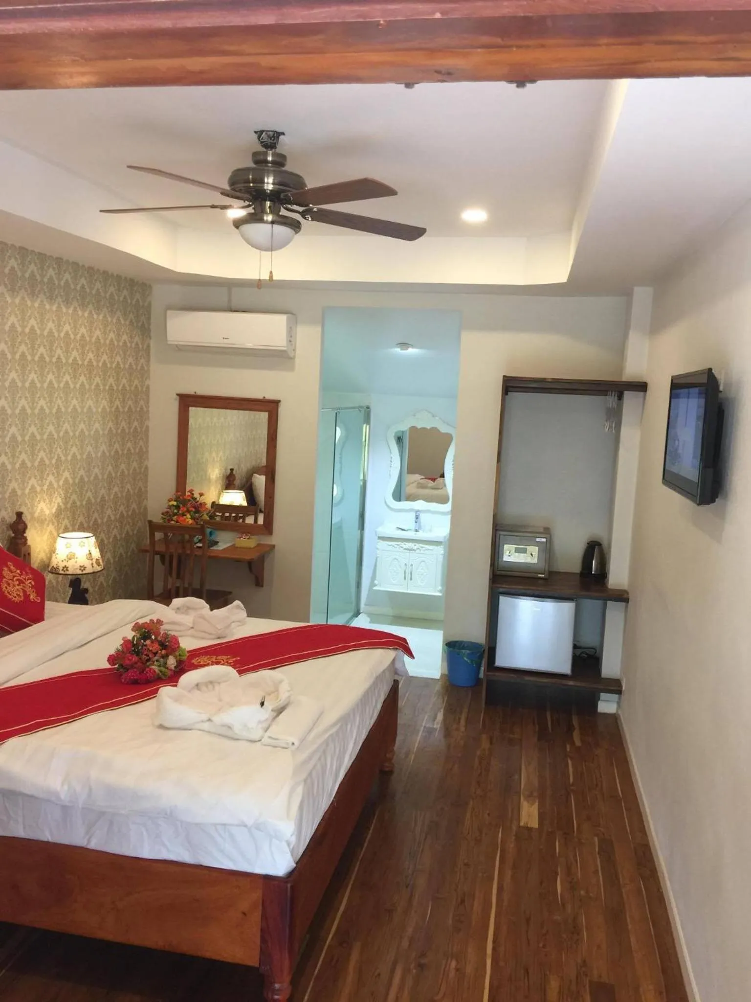 Bed in Golden Lotus Namkhan View