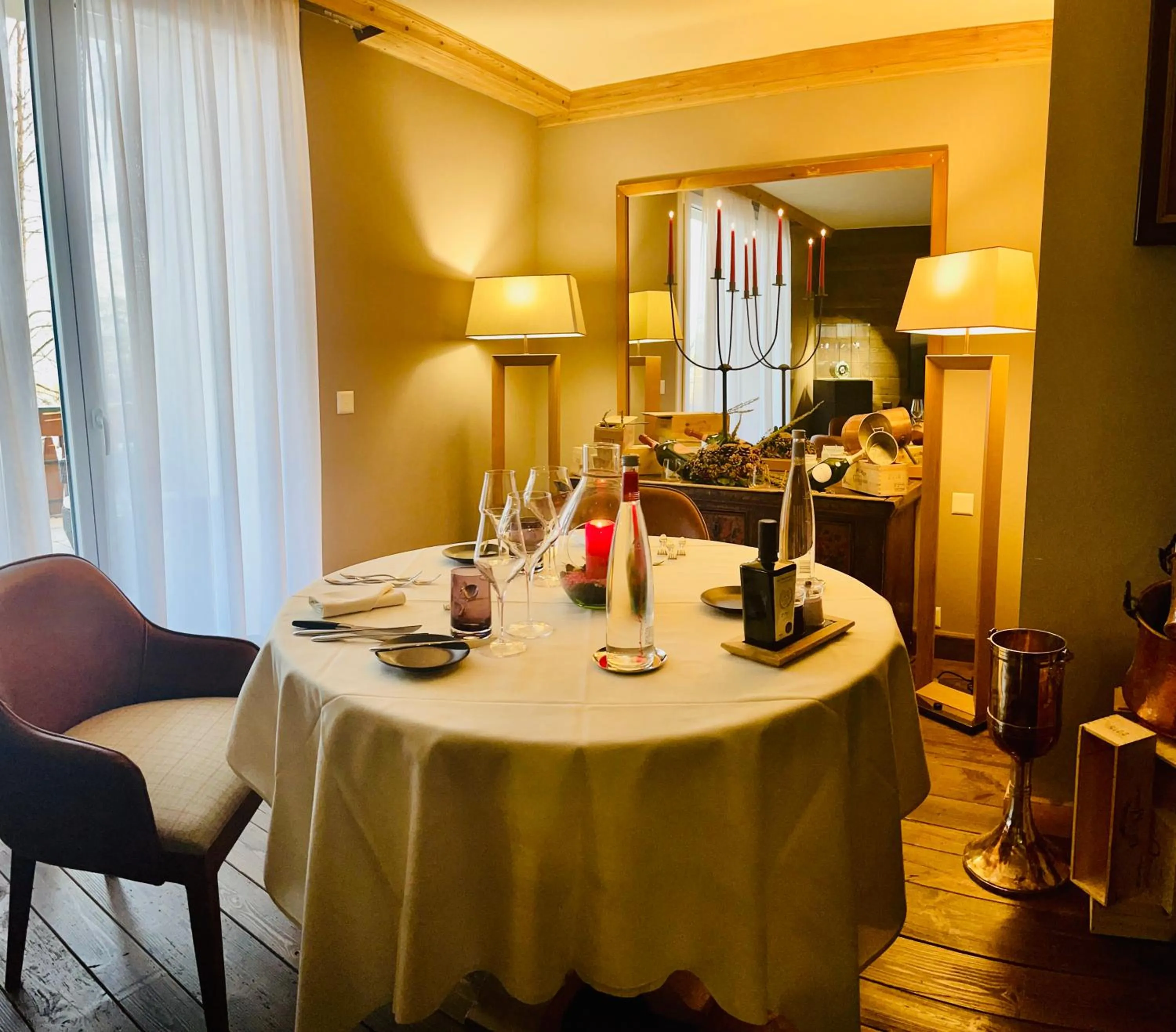 Restaurant/places to eat in Hotel Royal