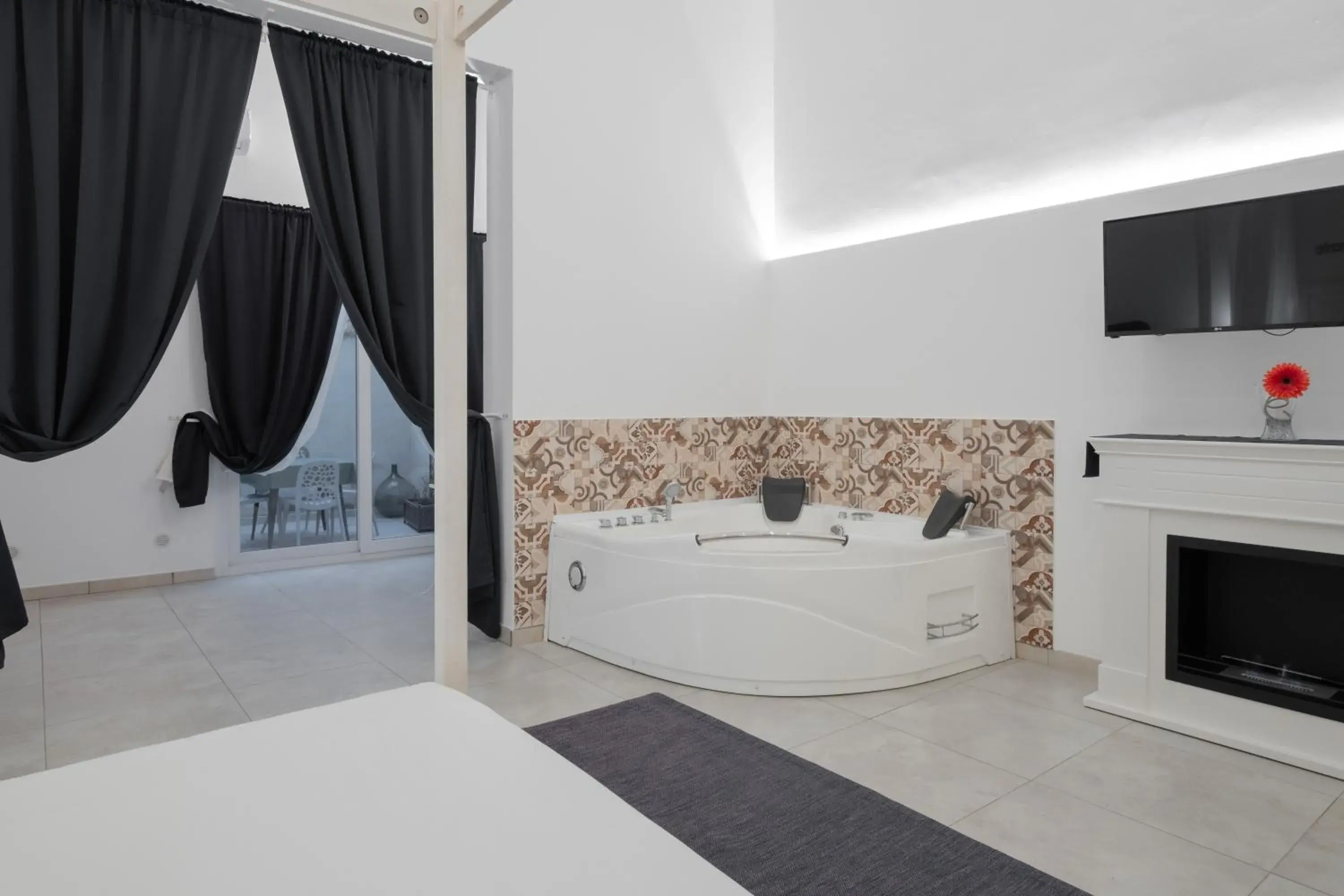 Hot Tub, Bed in Ada Suites & Spa Hot Tub, Bed in Ada Suites & Spa