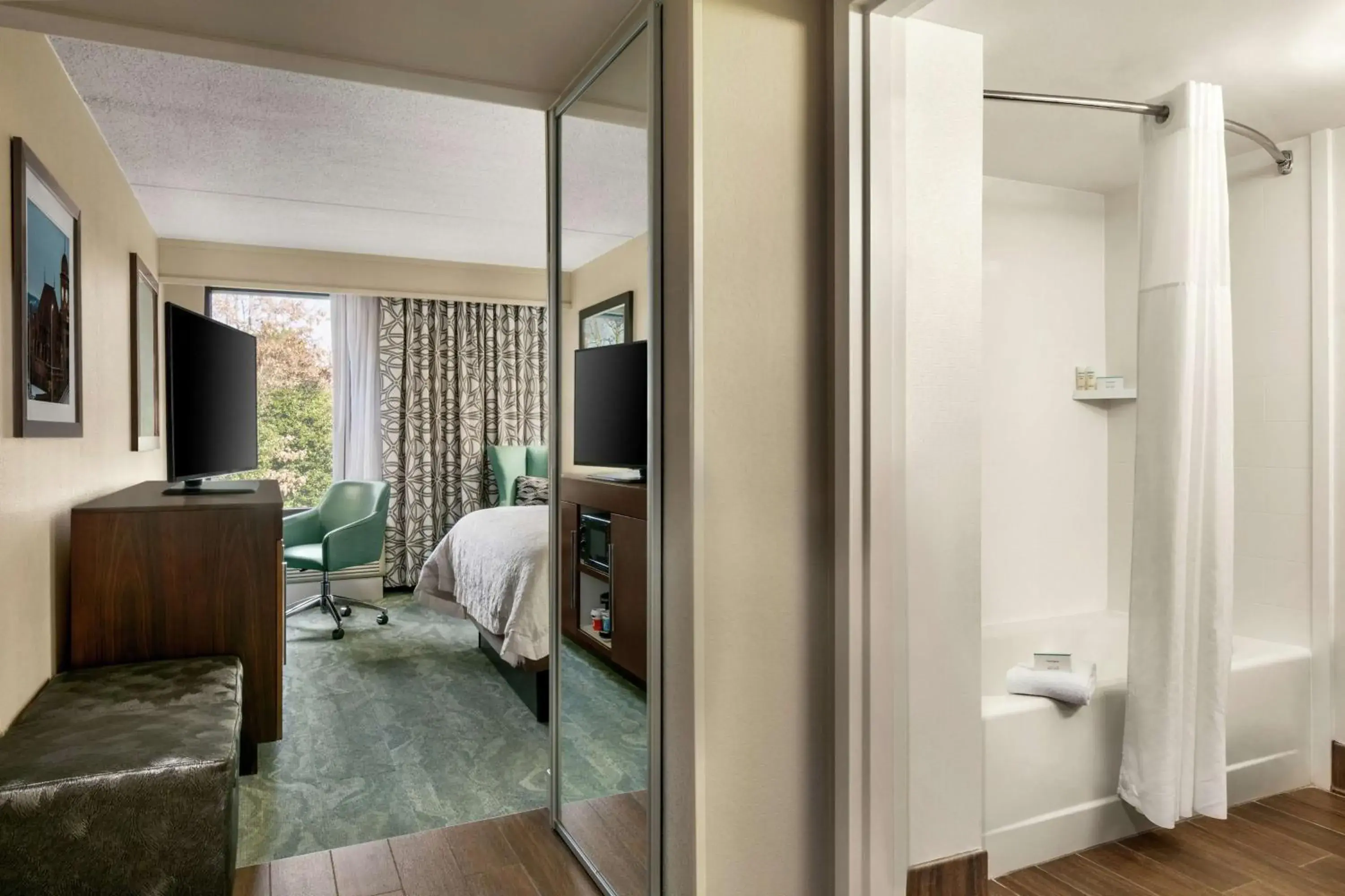 Bedroom, Bed in Hampton Inn Richmond/Ashland Bedroom, Bed in Hampton Inn Richmond/Ashland