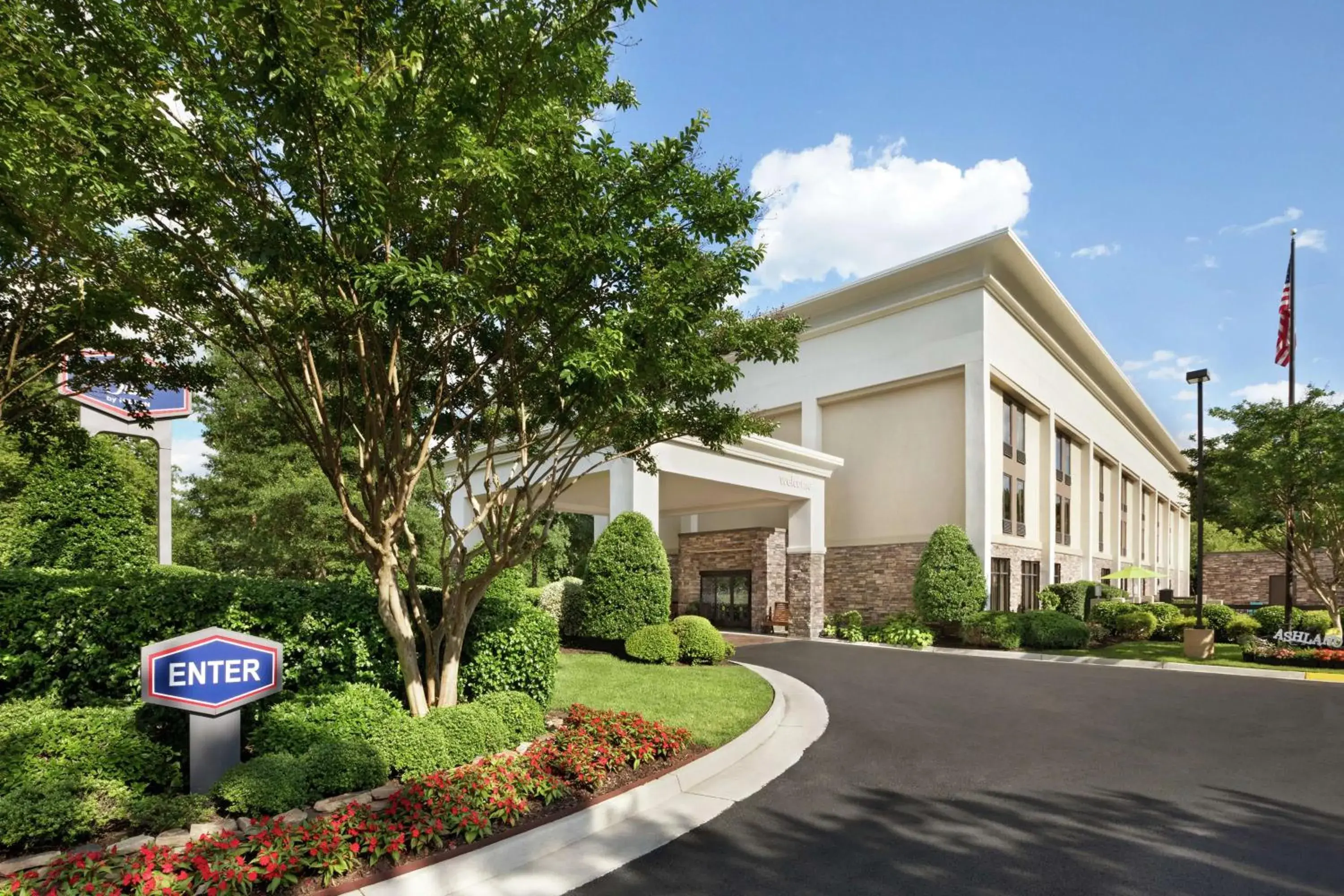 Property building in Hampton Inn Richmond/Ashland Property building in Hampton Inn Richmond/Ashland