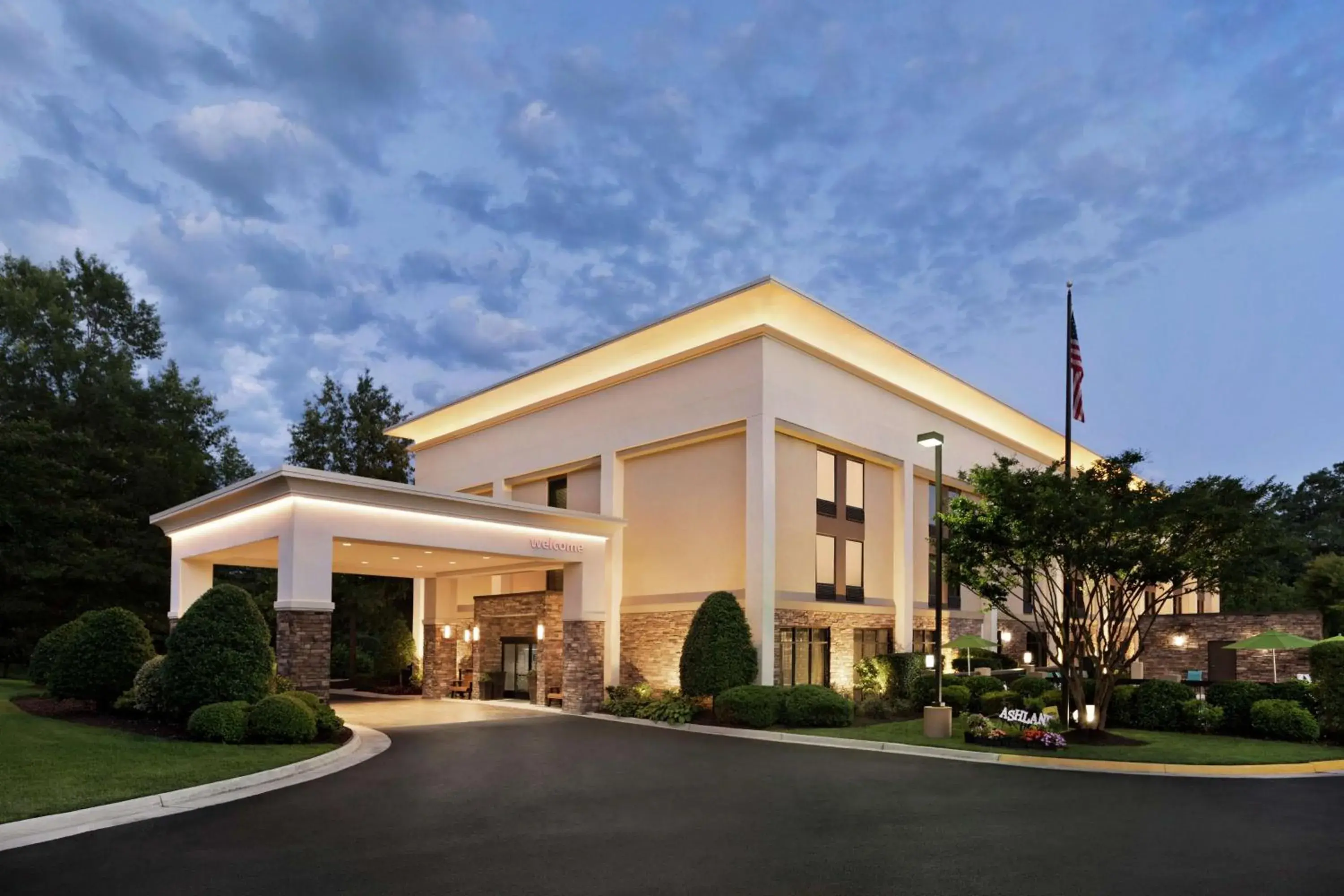 Property building in Hampton Inn Richmond/Ashland Property building in Hampton Inn Richmond/Ashland