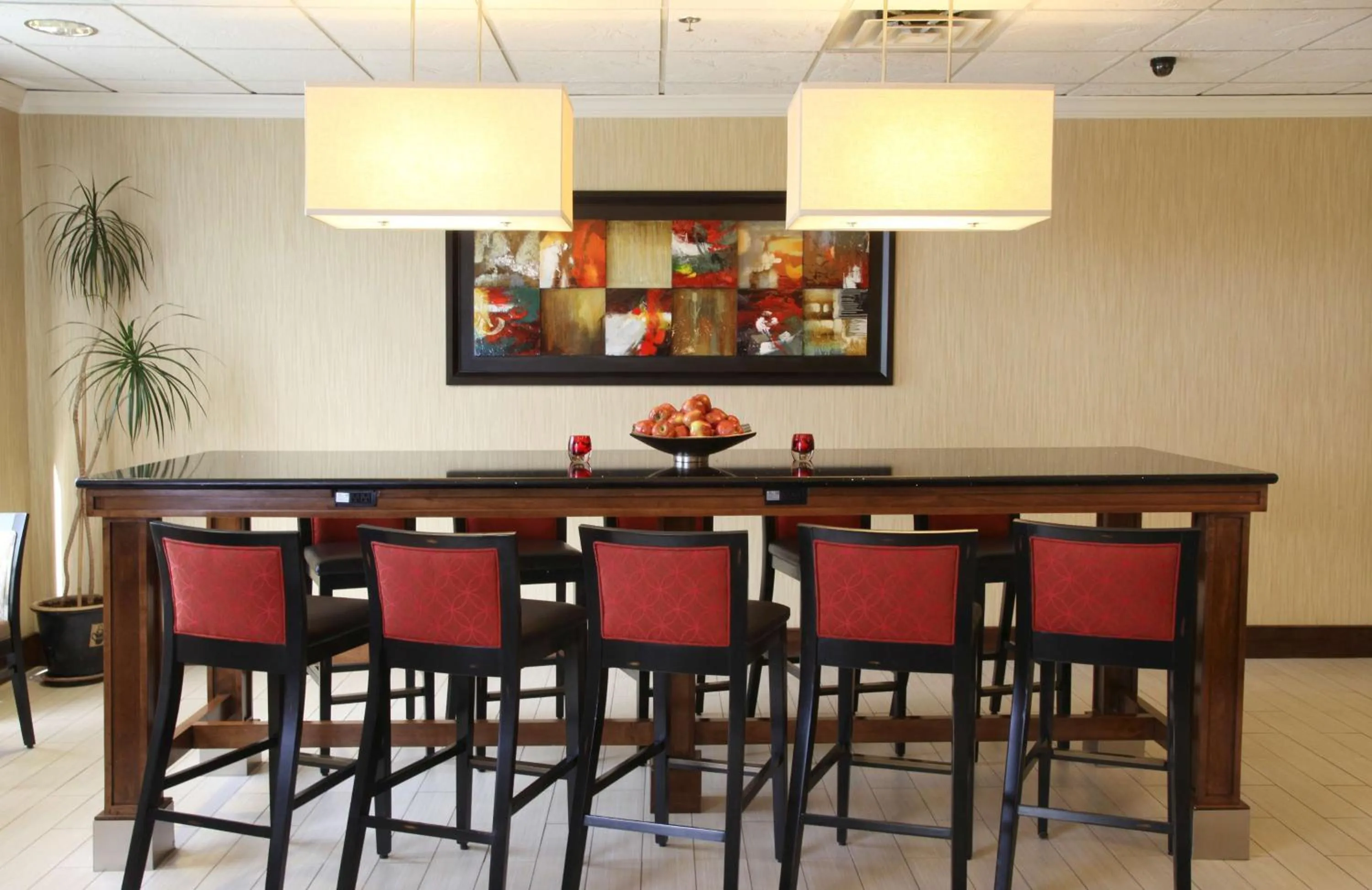 Dining area in Hampton Inn Richmond/Ashland