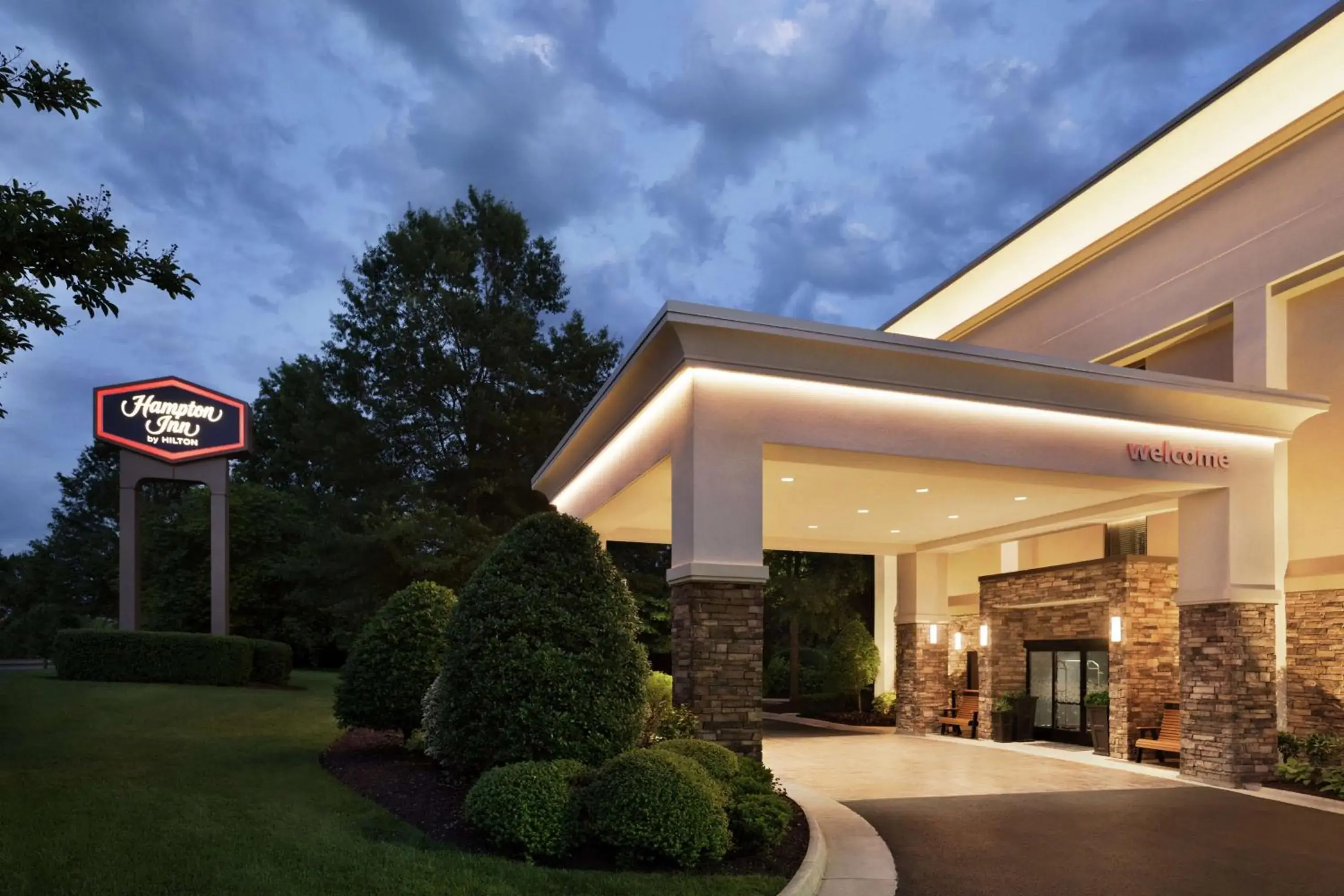 Property building in Hampton Inn Richmond/Ashland Property building in Hampton Inn Richmond/Ashland