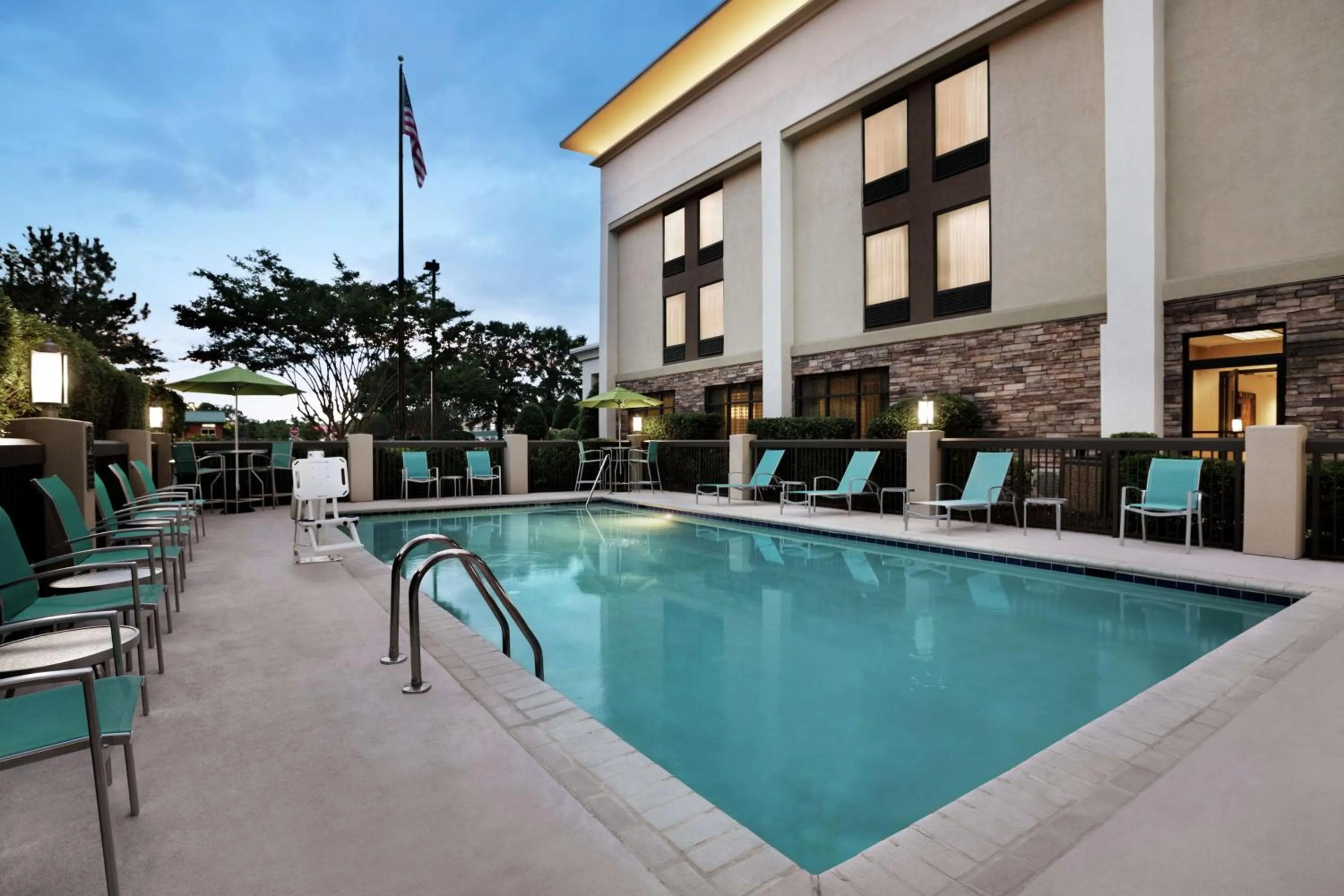 Pool view in Hampton Inn Richmond/Ashland