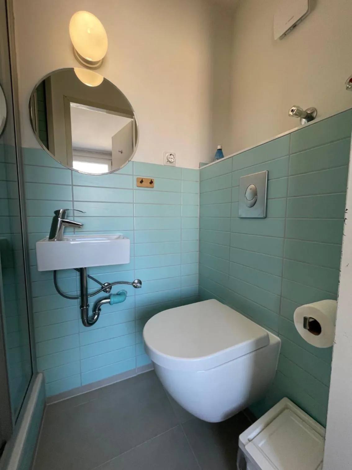 Shower in Weltempfänger Backpacker Hostel