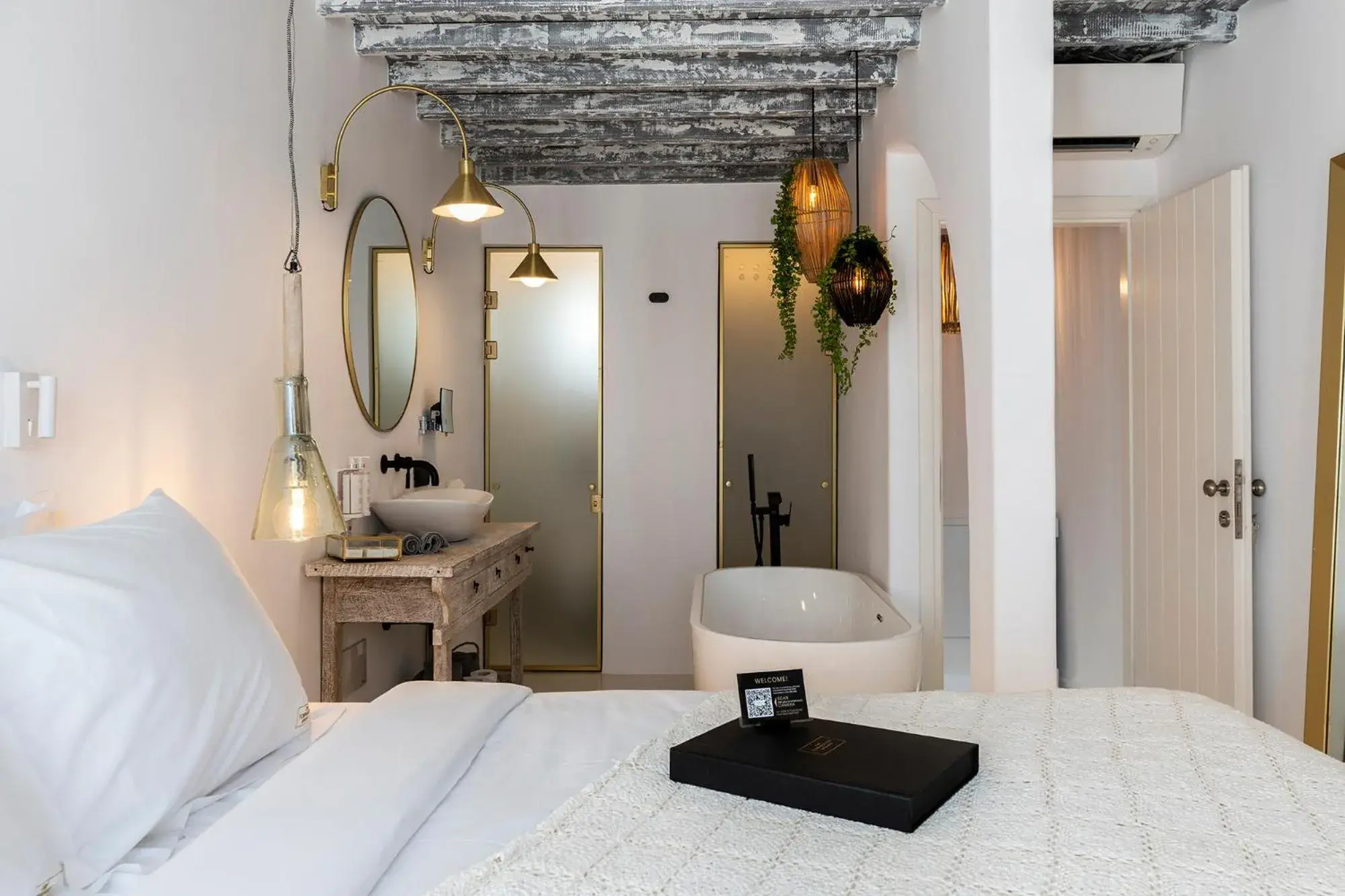 Bed in The TownHouse Mykonos Bed in The TownHouse Mykonos