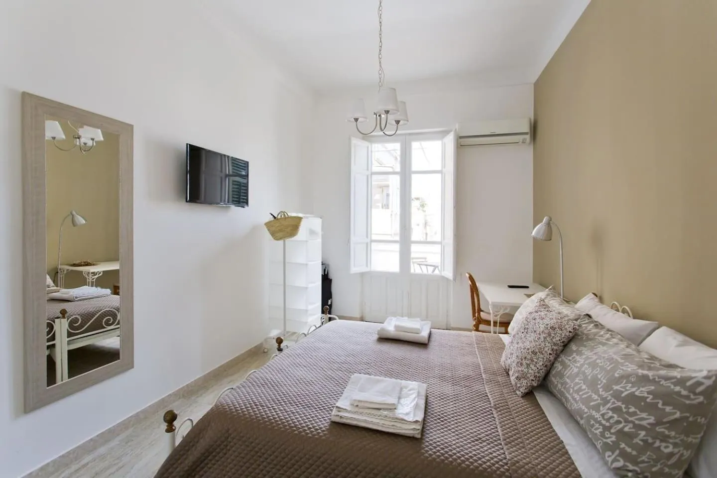 Bedroom, Bed in La terrazza del Sole B&B