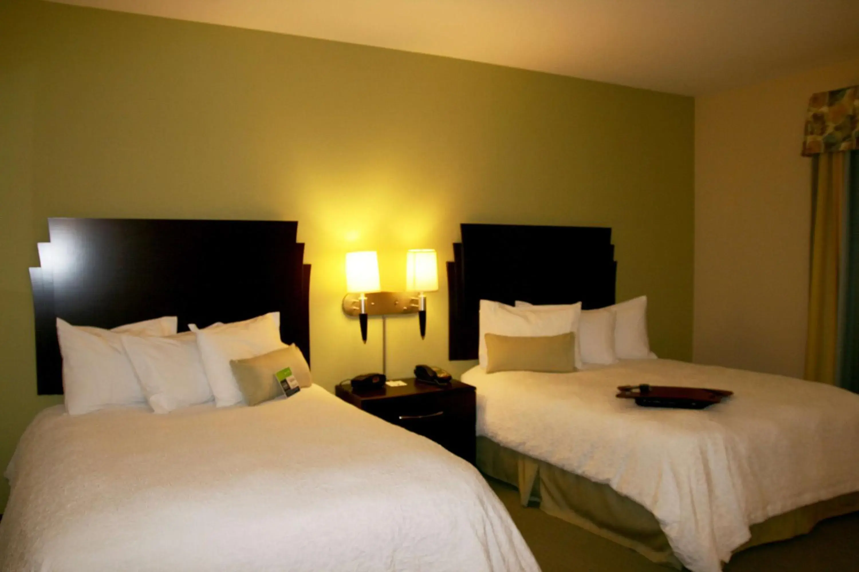 Bed in Hampton Inn Alpine Bed in Hampton Inn Alpine