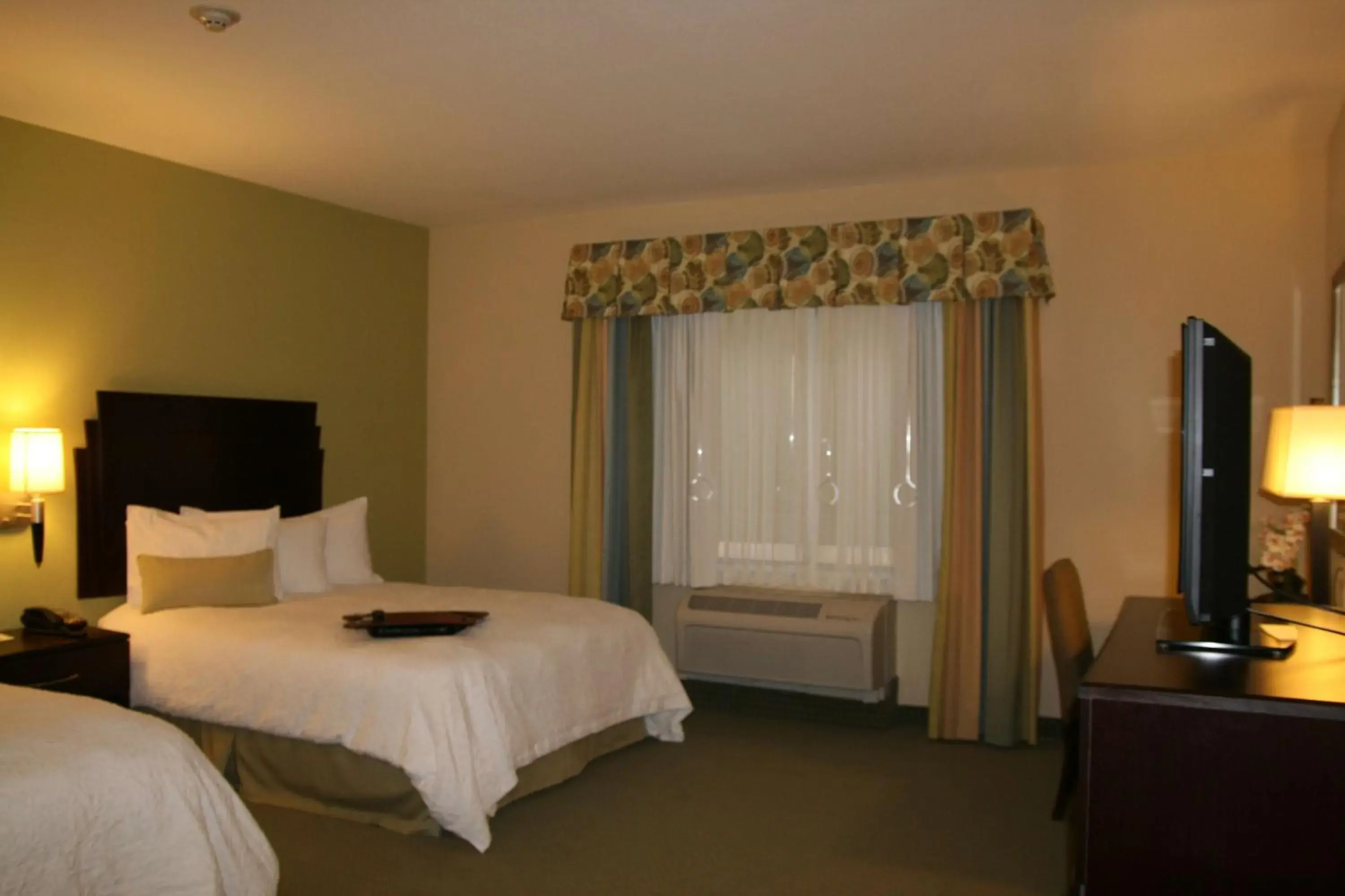 Bed in Hampton Inn Alpine Bed in Hampton Inn Alpine