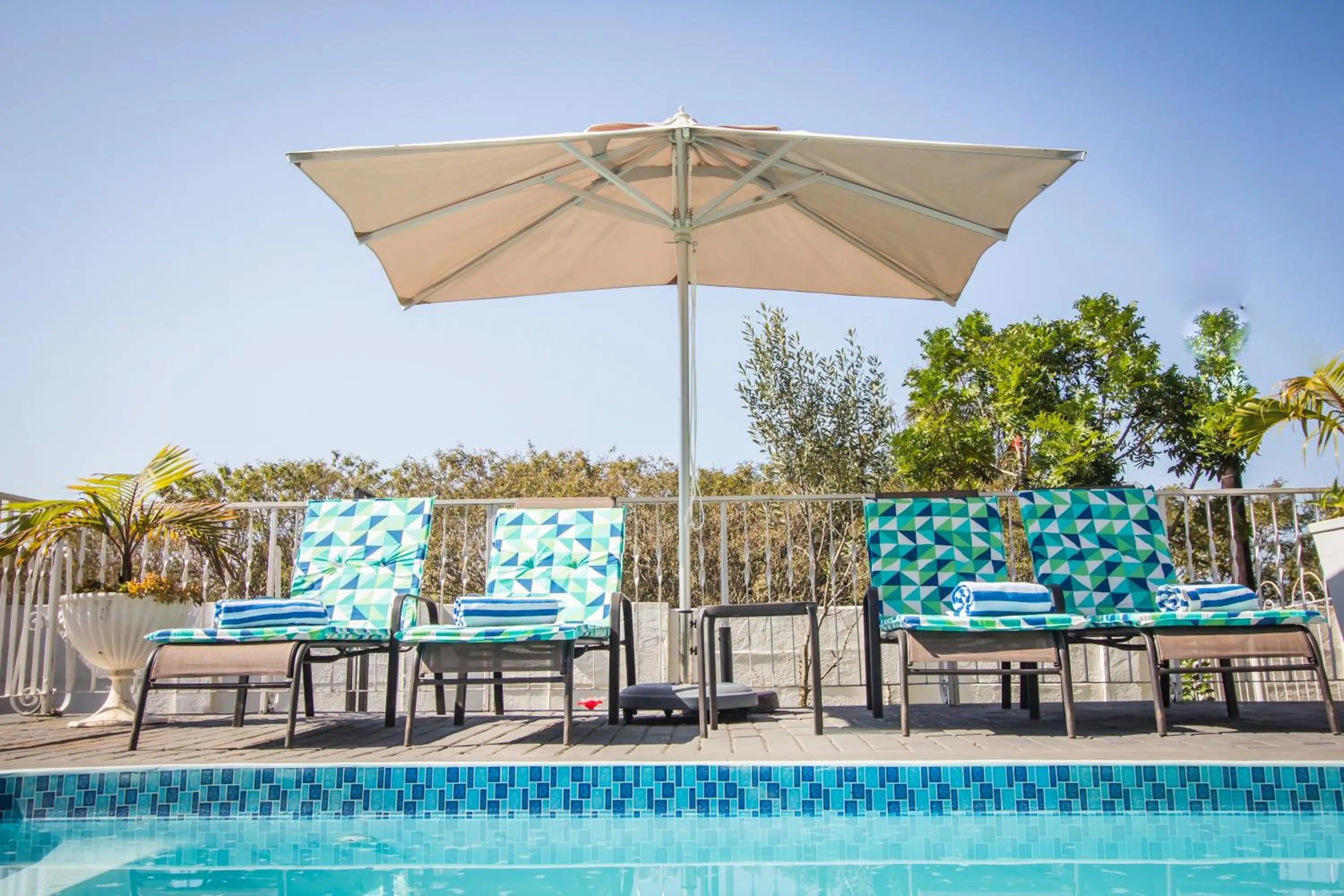 Swimming pool in Oliver's Bed and Breakfast