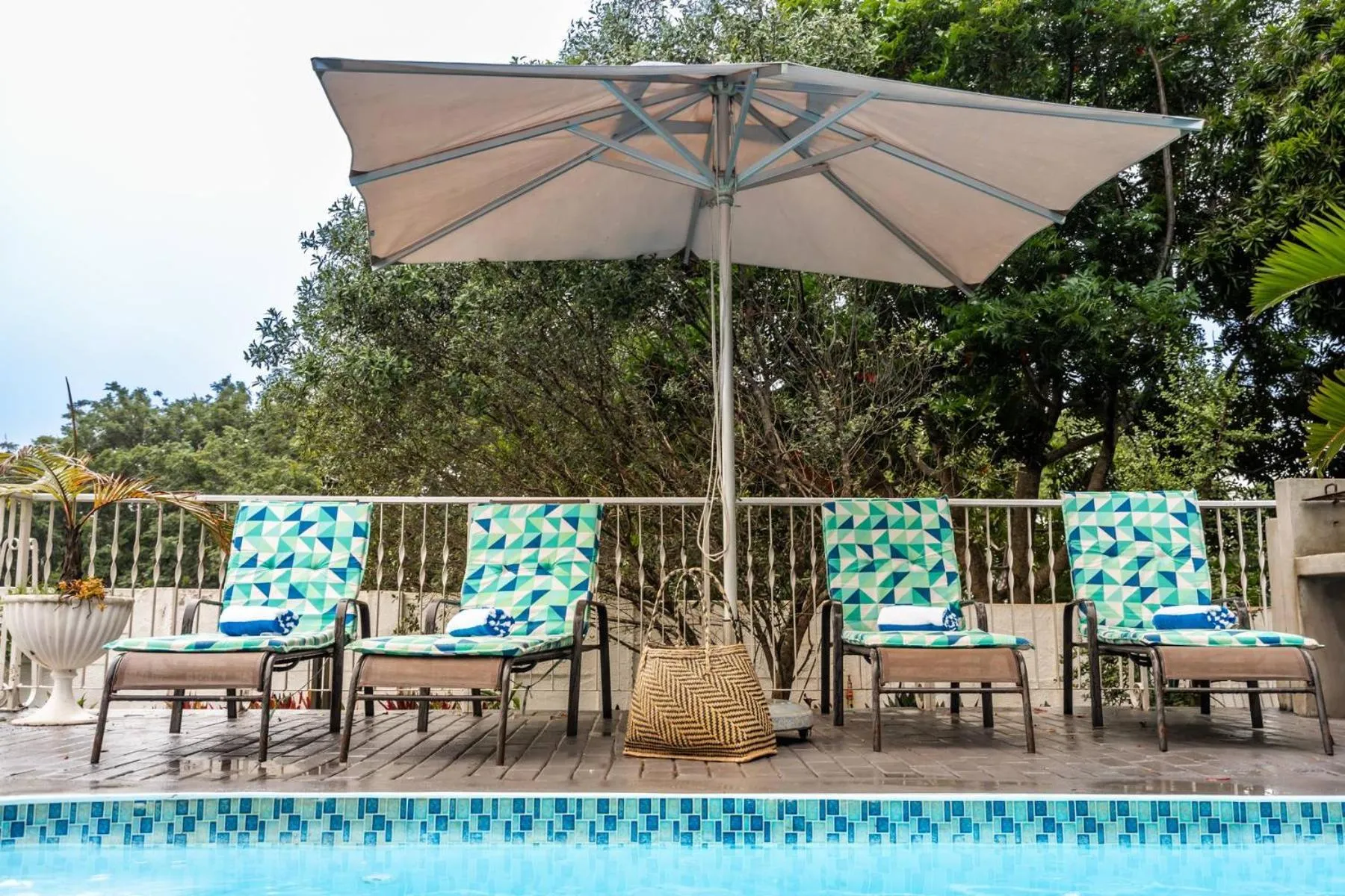 Swimming pool in Oliver's Bed and Breakfast