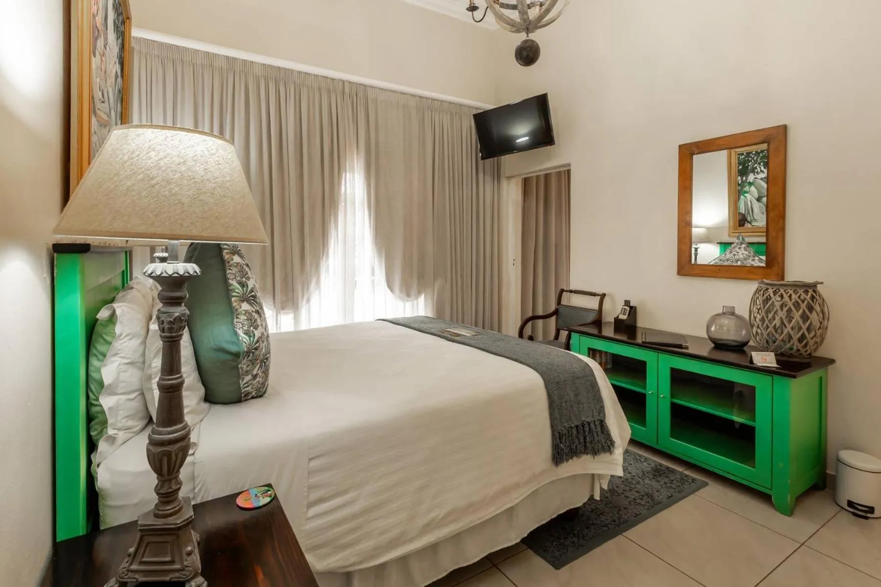 Property building, Bed in Oliver's Bed and Breakfast