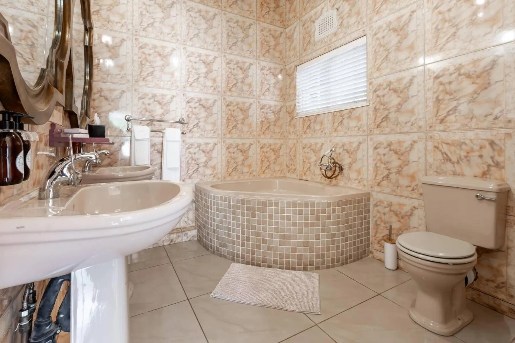 Bathroom in Oliver's Bed and Breakfast