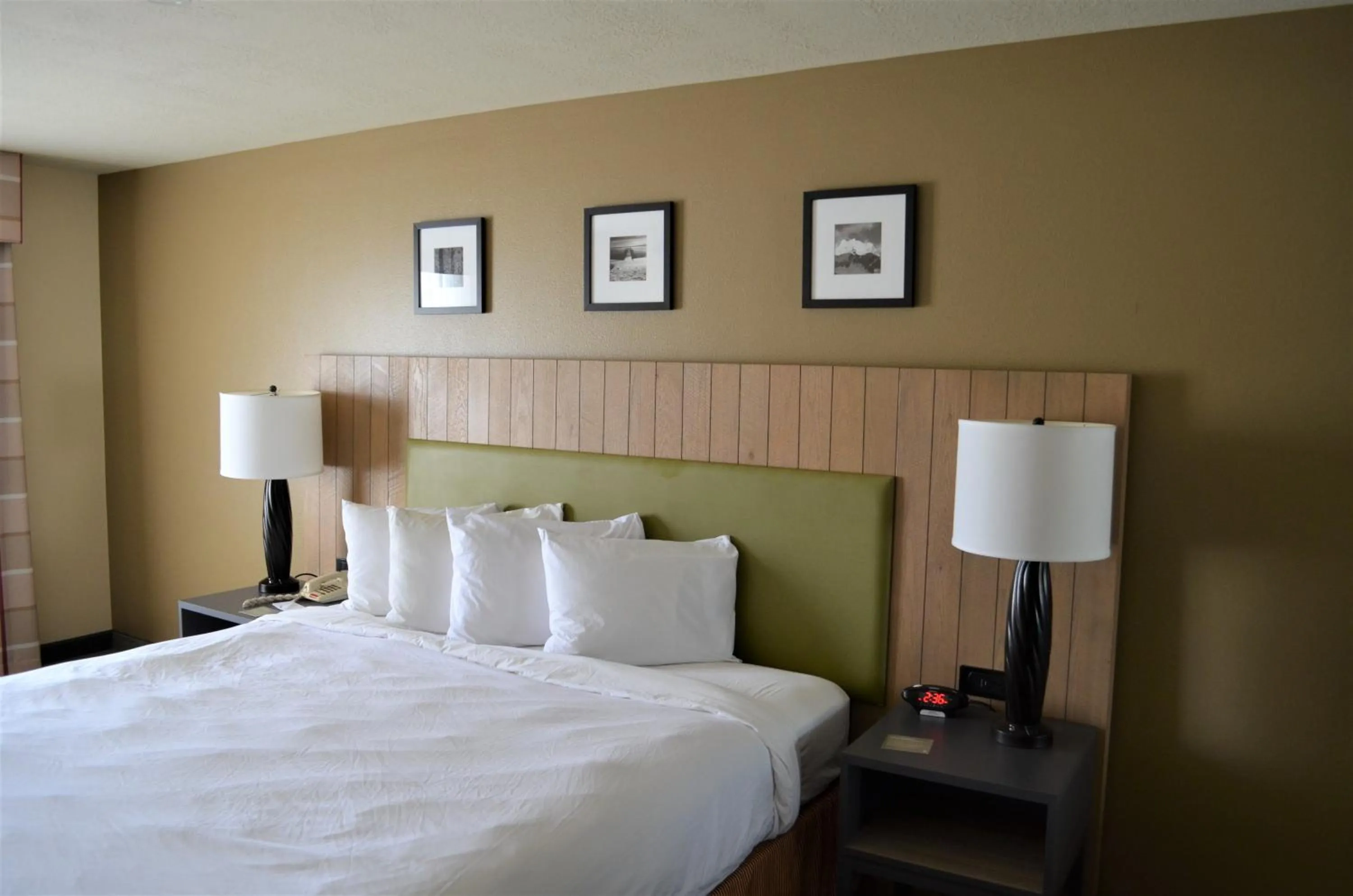 Bed in Country Inn & Suites by Radisson, West Valley City, UT