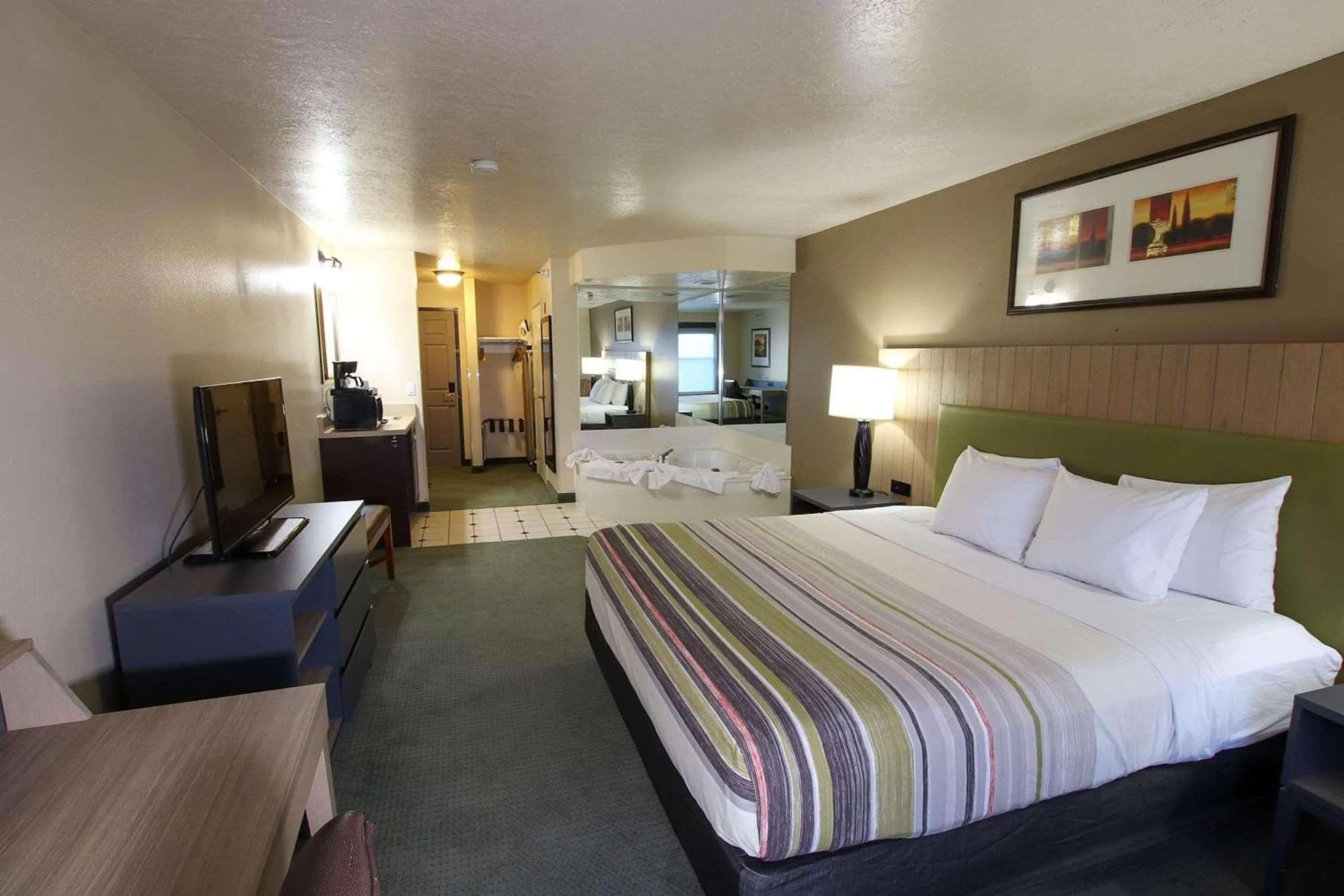 Bedroom, Bed in Country Inn & Suites by Radisson, West Valley City, UT