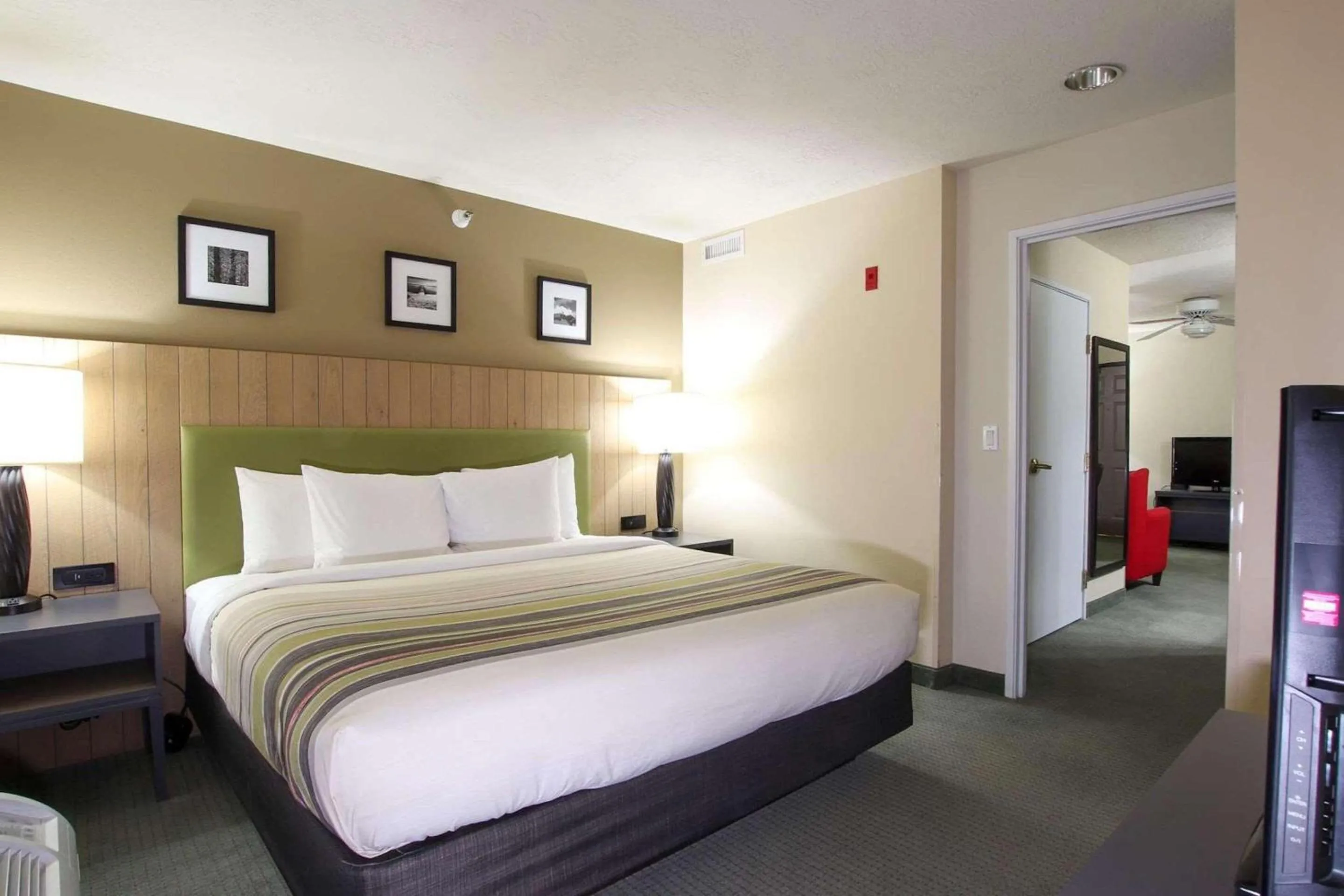 Bedroom, Bed in Country Inn & Suites by Radisson, West Valley City, UT