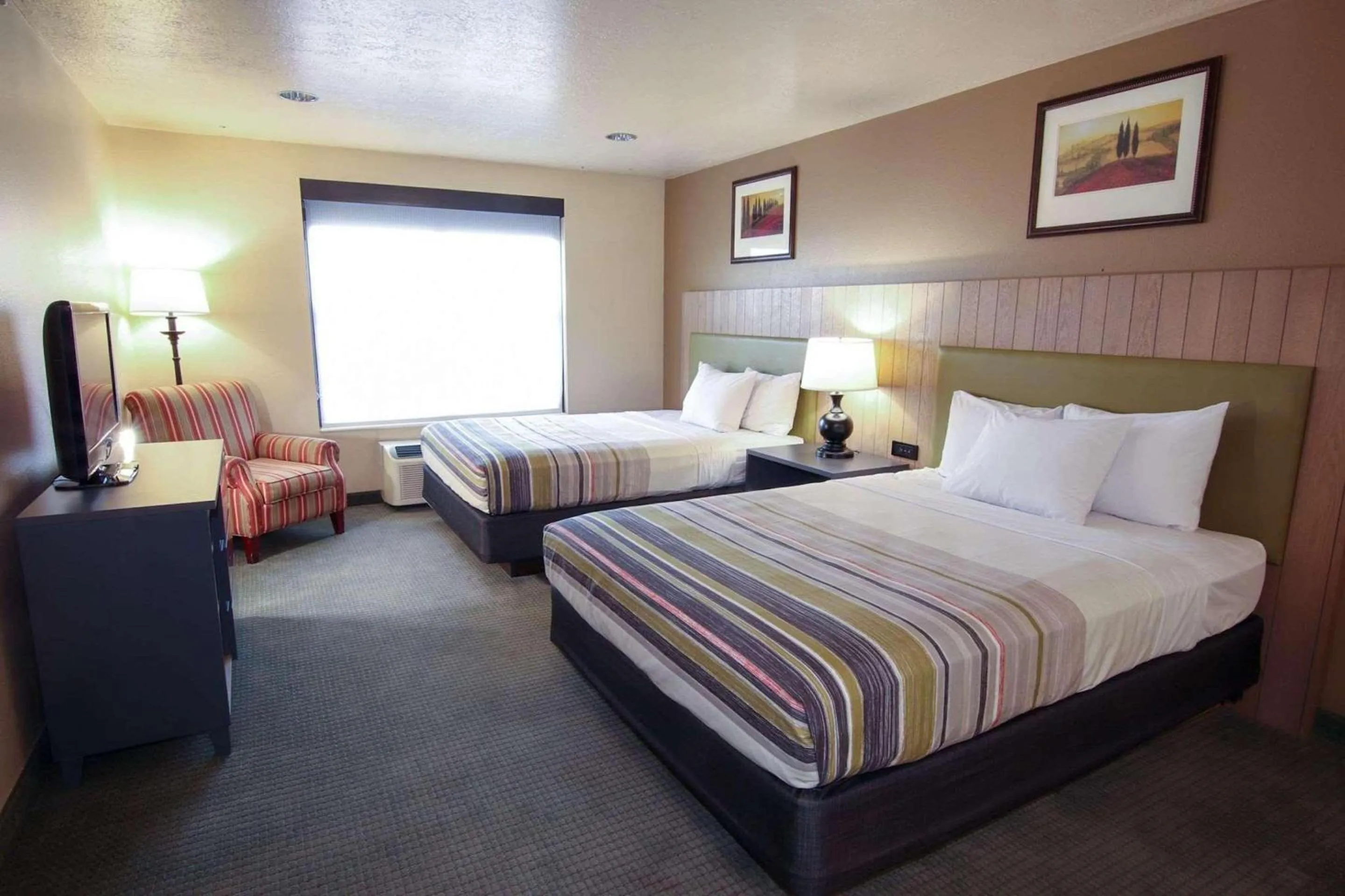 Bedroom, Bed in Country Inn & Suites by Radisson, West Valley City, UT