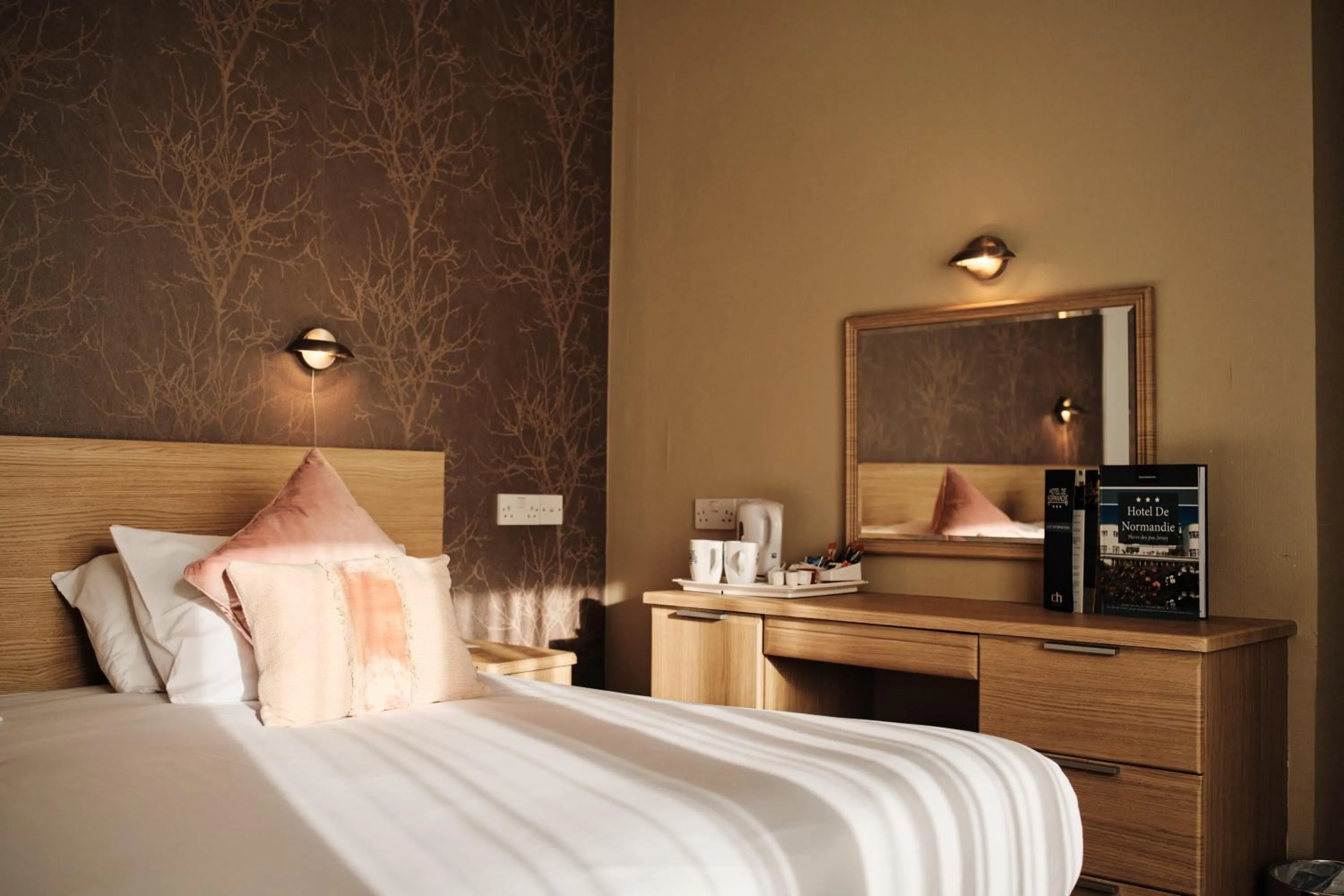 Bedroom, Bed in Hotel De Normandie