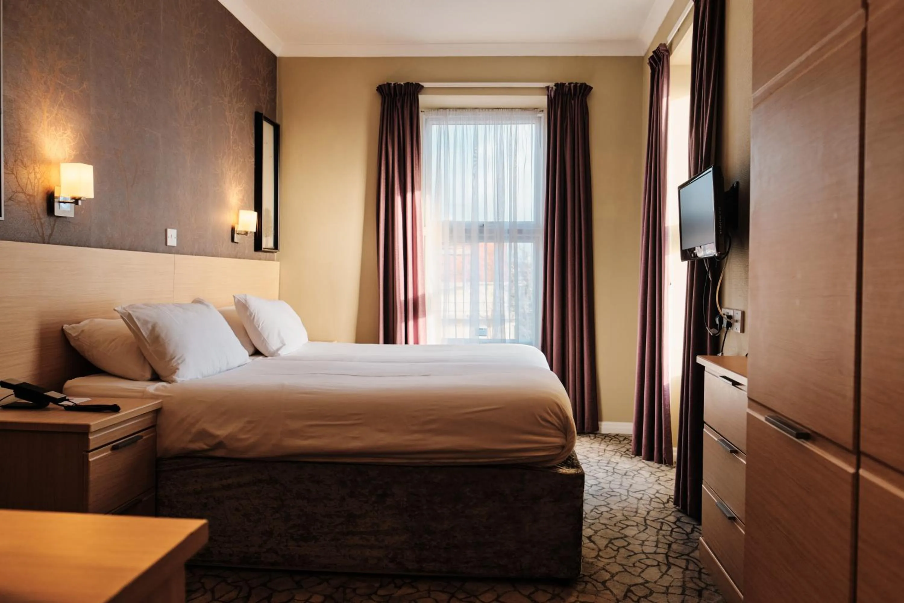 Bedroom, Bed in Hotel De Normandie