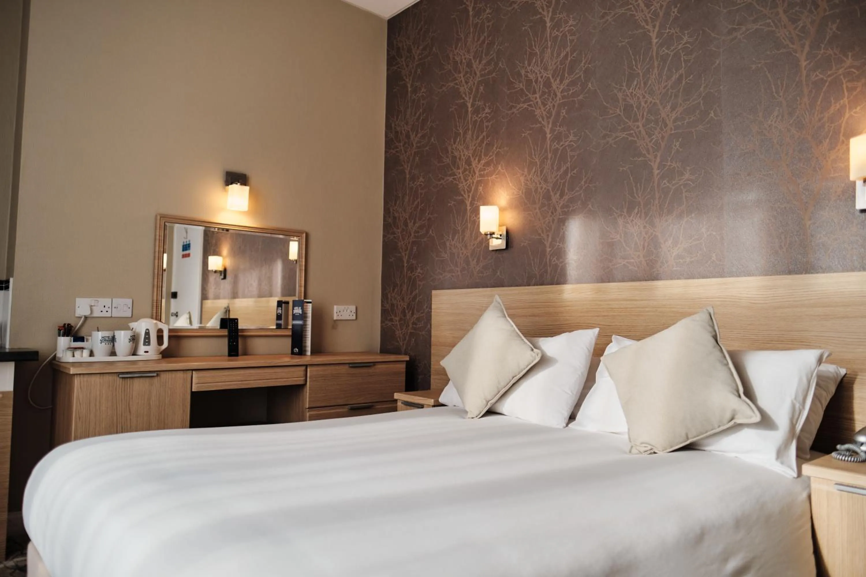 Bedroom, Bed in Hotel De Normandie