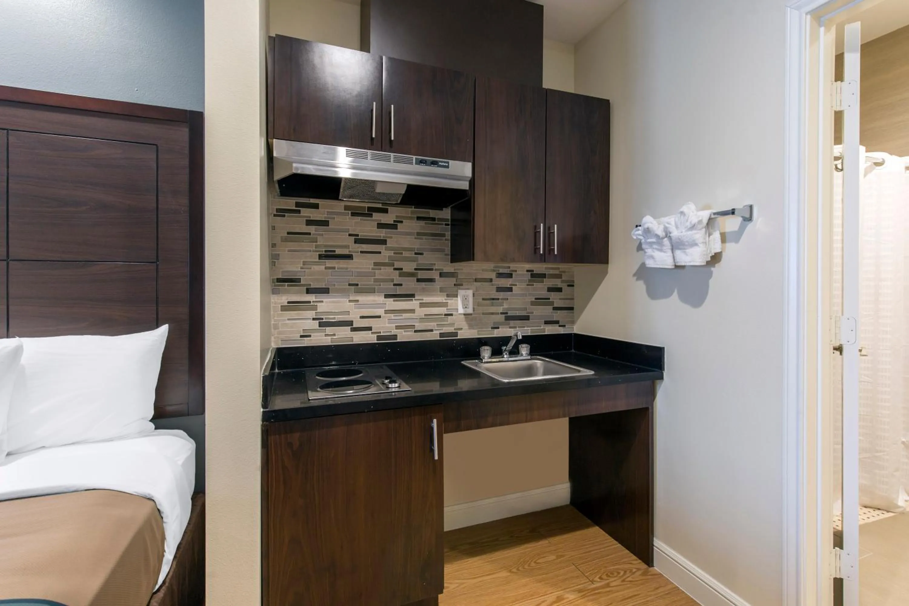 Kitchen or kitchenette in Econo Lodge Inn & Suites Houston Willowbrook