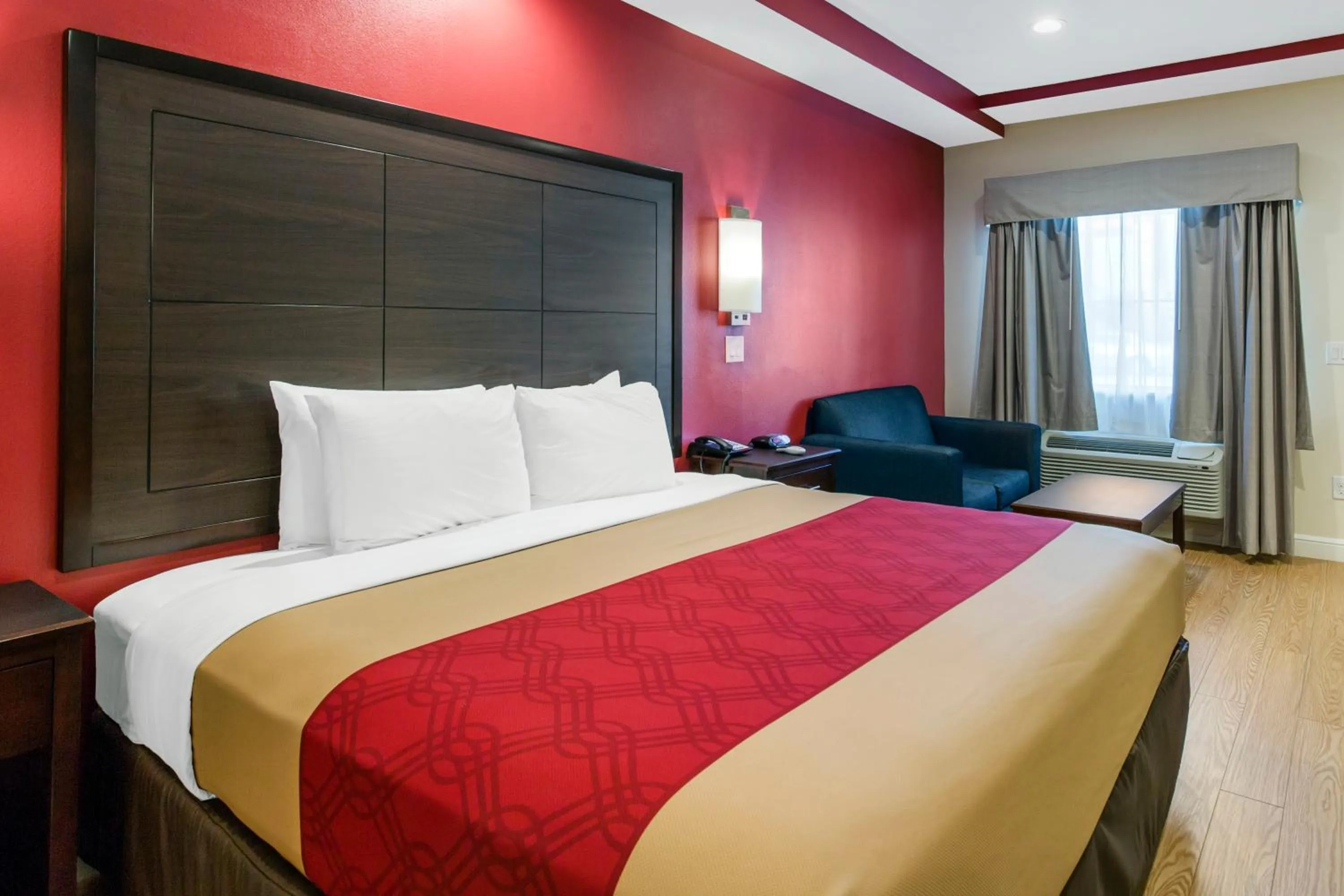 Bed in Econo Lodge Inn & Suites Houston Willowbrook