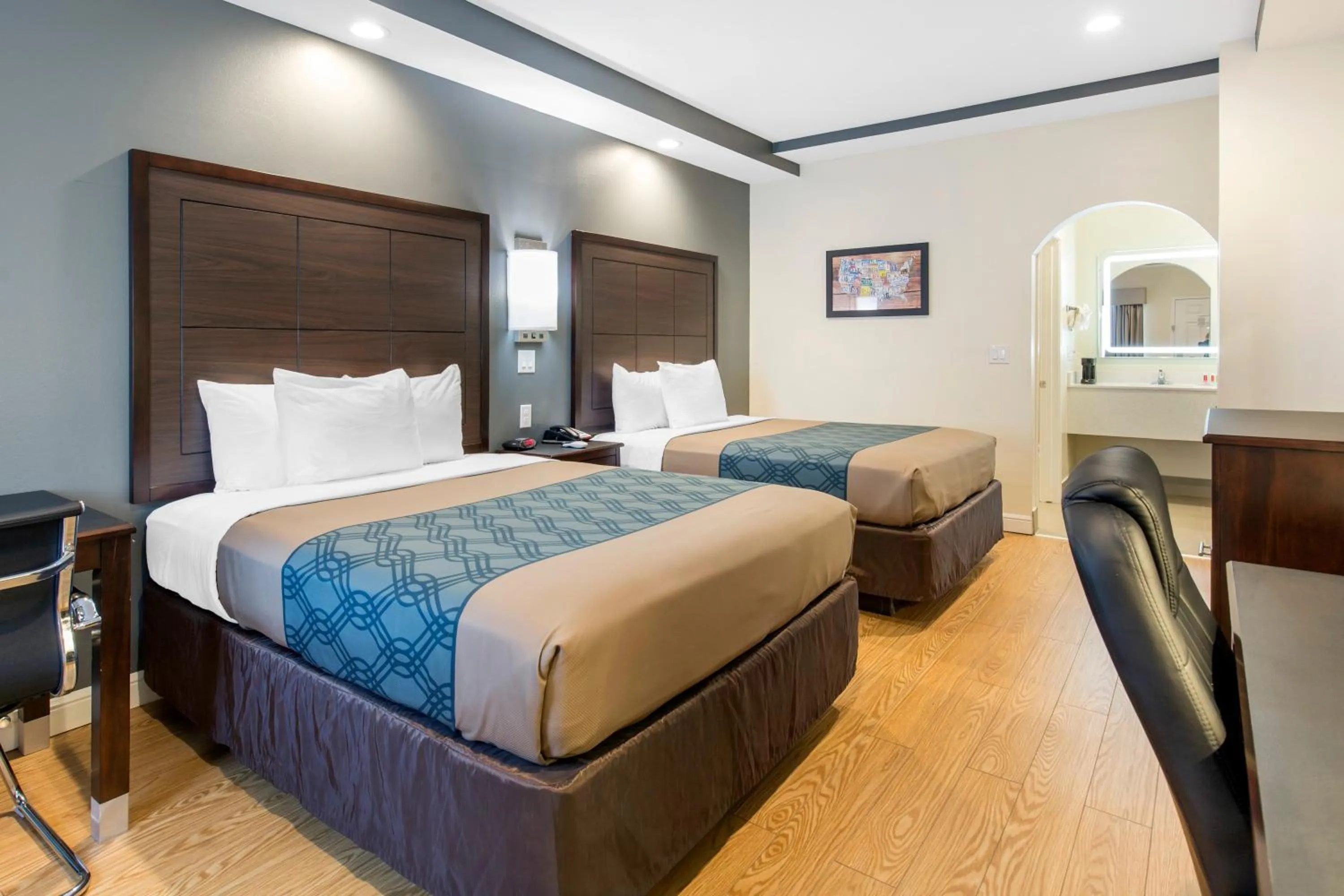 Bed in Econo Lodge Inn & Suites Houston Willowbrook