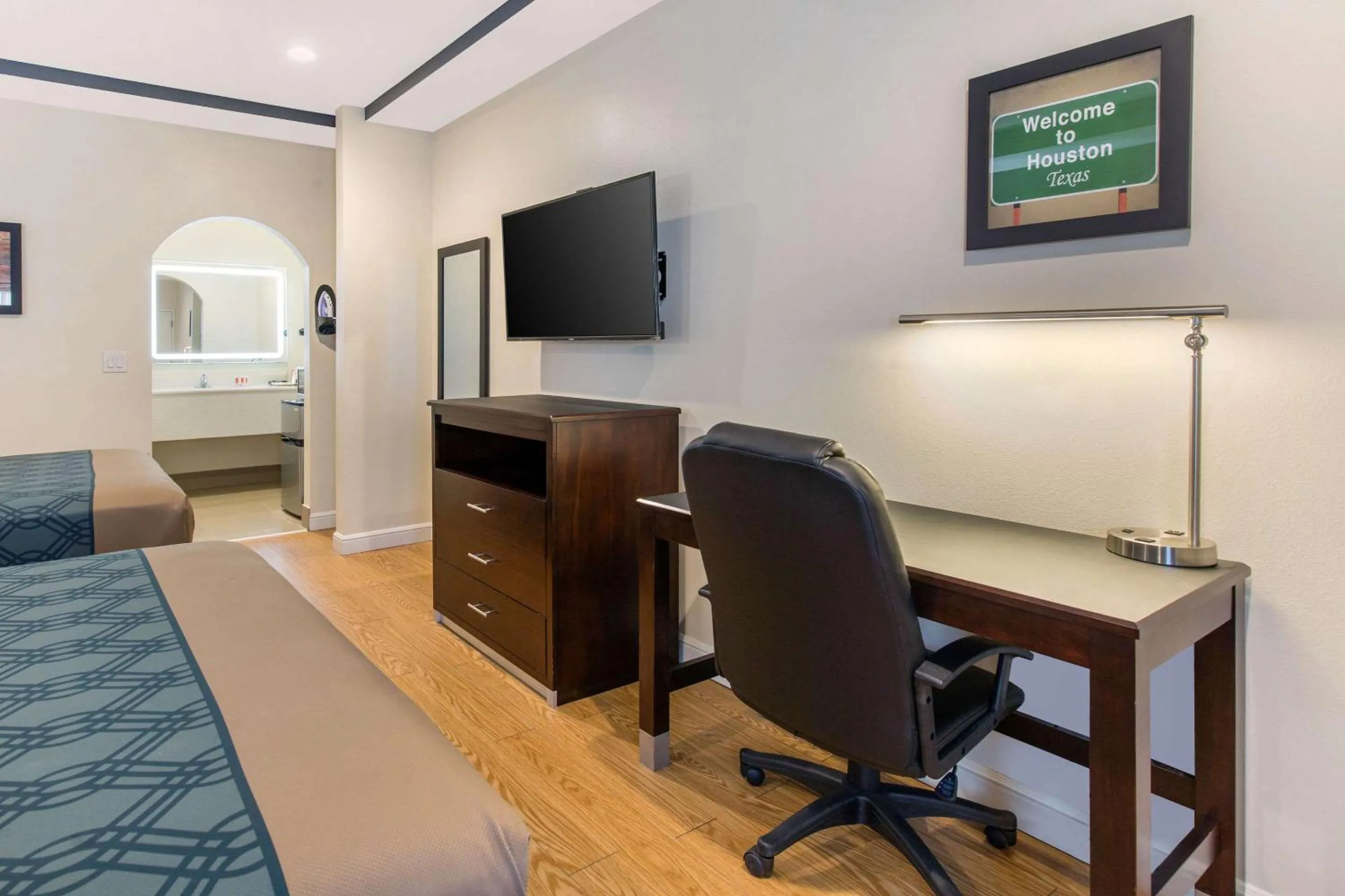 Bedroom in Econo Lodge Inn & Suites Houston Willowbrook