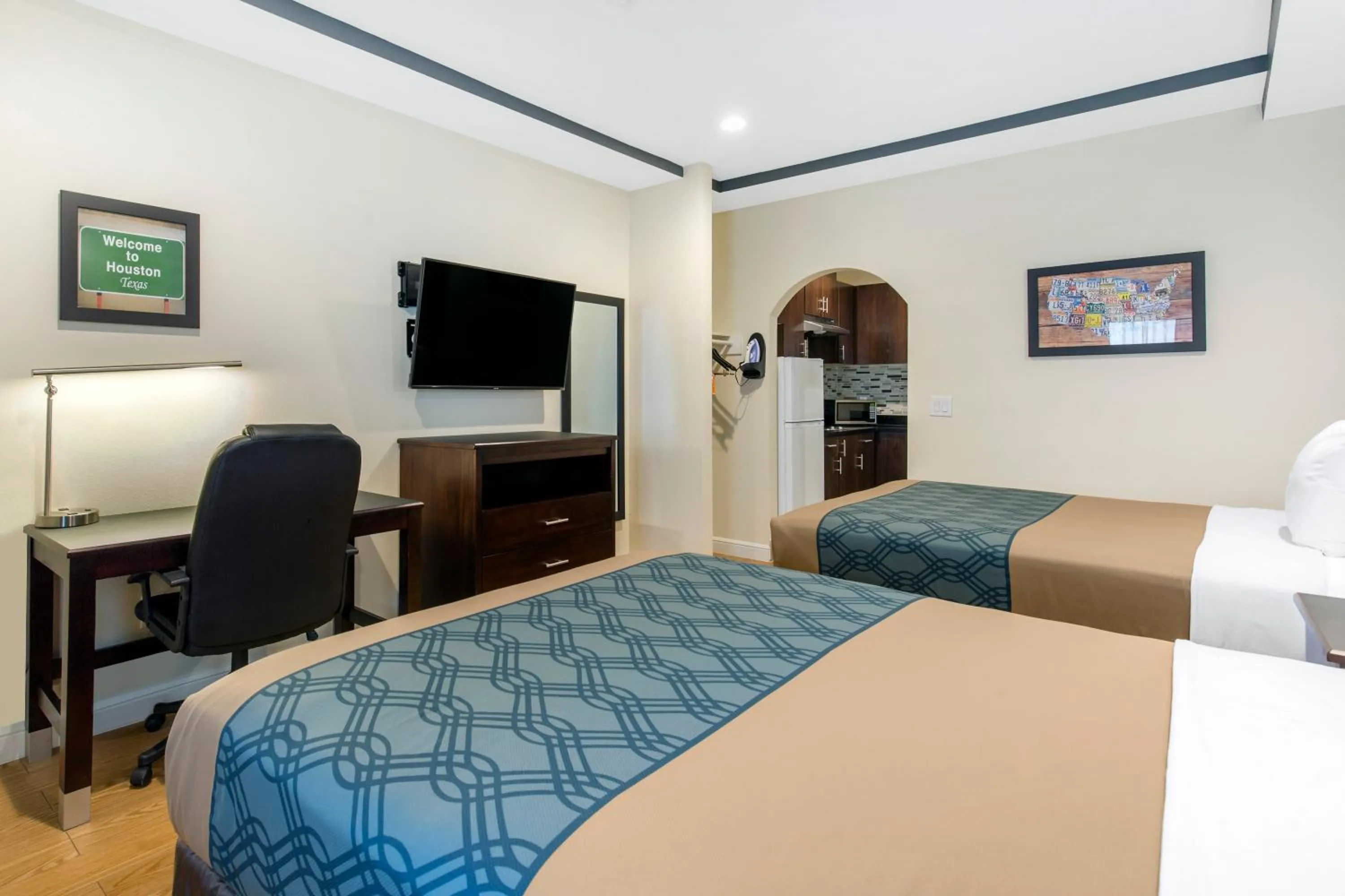 Bed in Econo Lodge Inn & Suites Houston Willowbrook