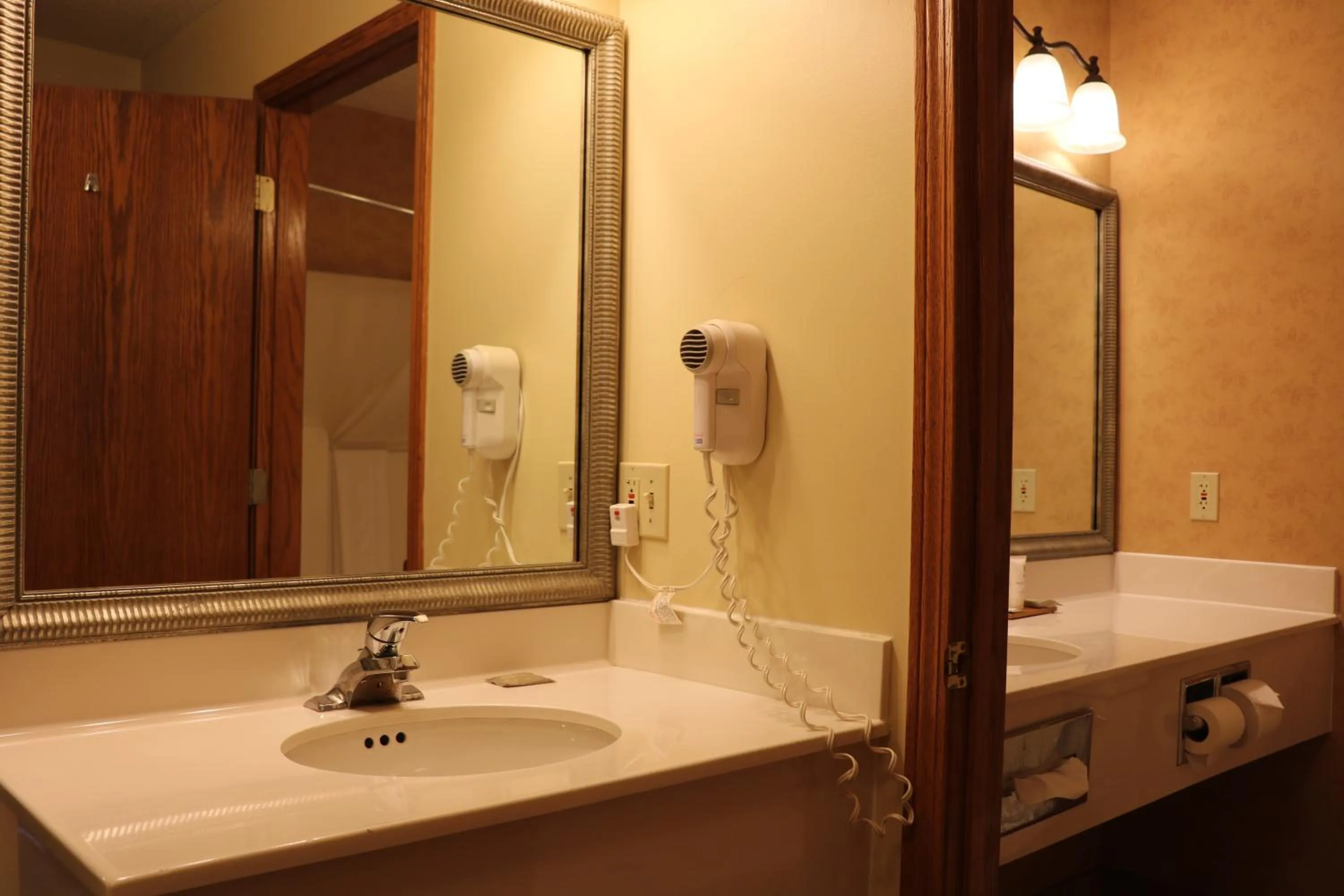 Bathroom in Country Inn & Suites by Radisson, Lincoln North Hotel and Conference Center, NE