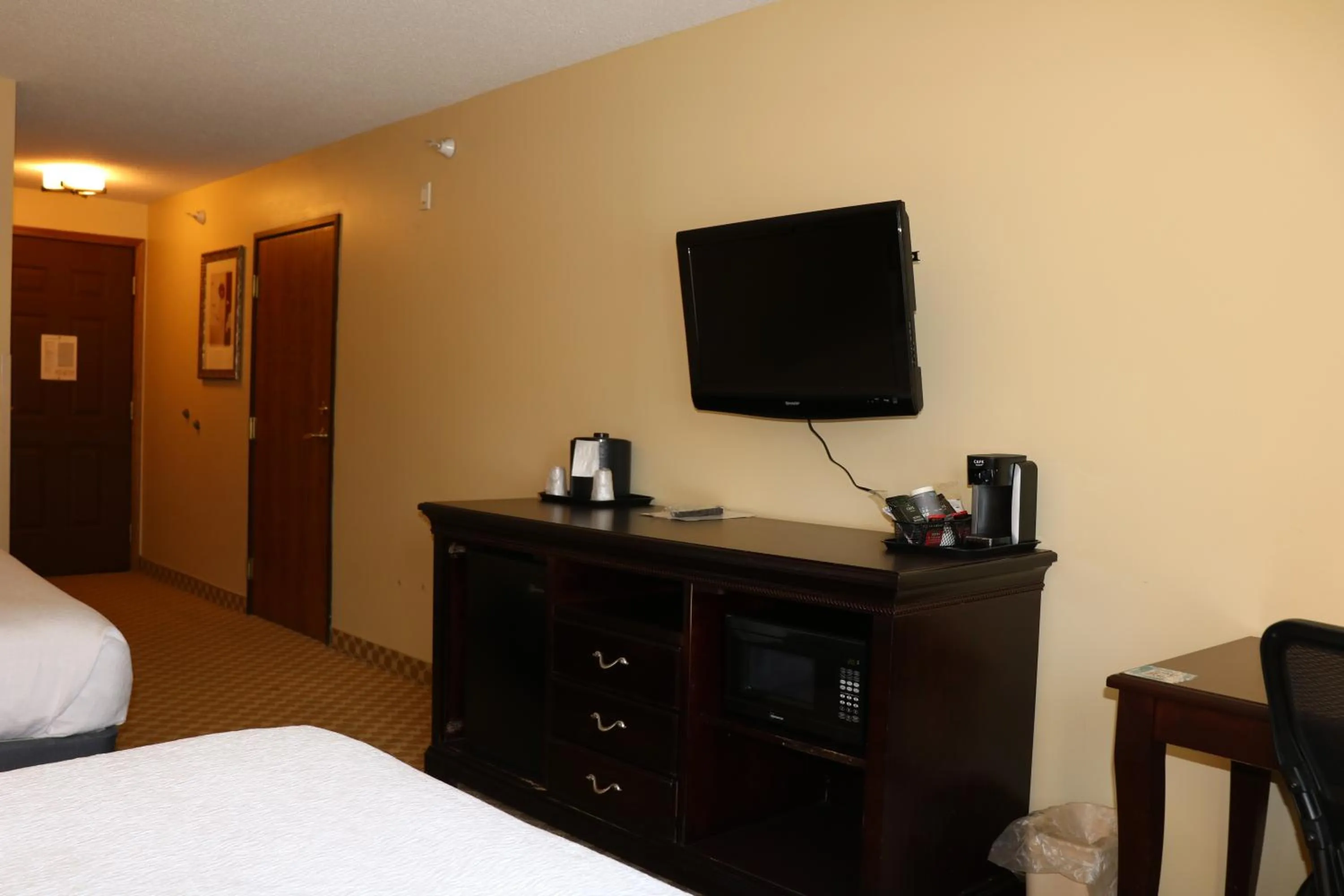 TV and multimedia, Bed in Country Inn & Suites by Radisson, Lincoln North Hotel and Conference Center, NE