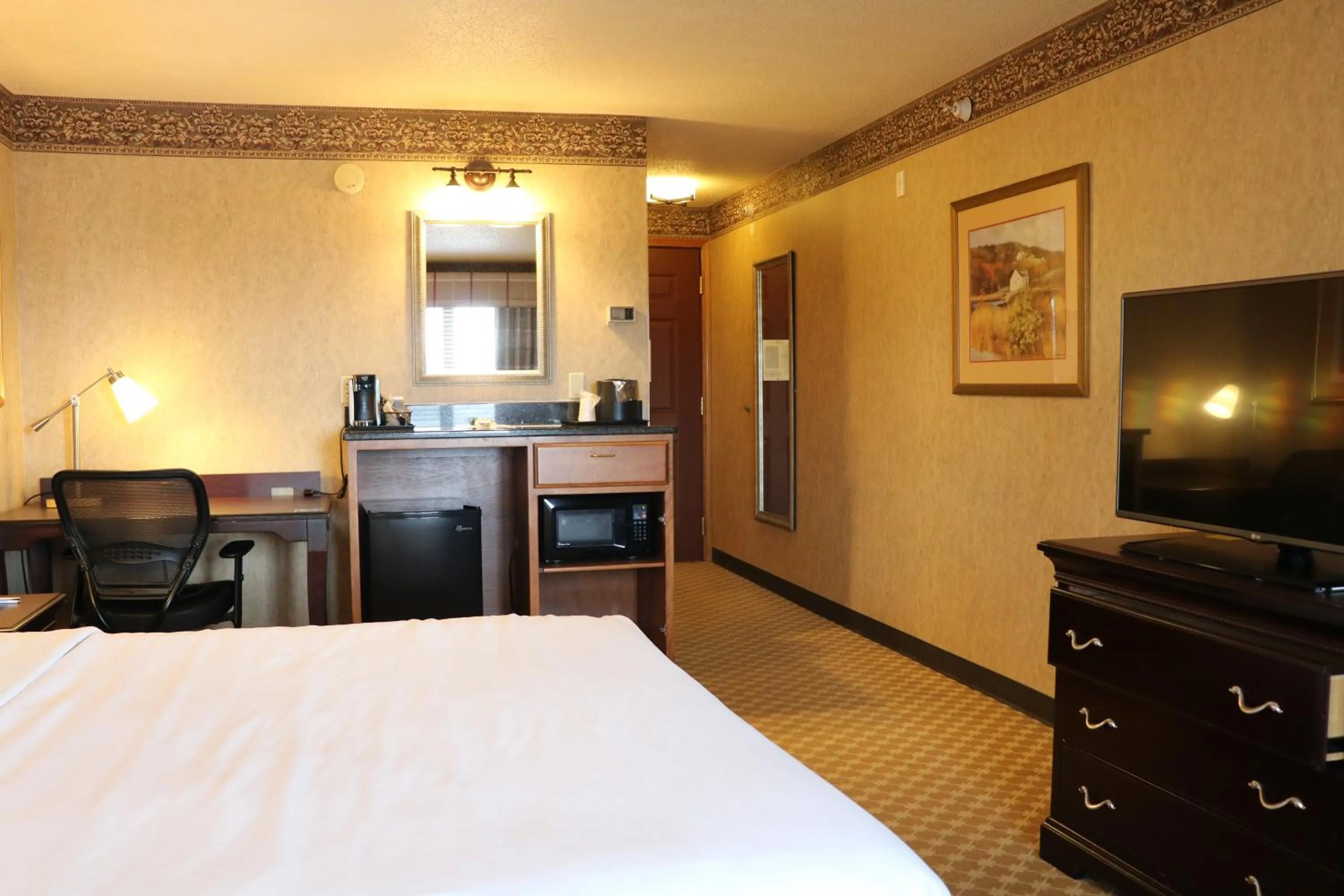 Seating area, Bed in Country Inn & Suites by Radisson, Lincoln North Hotel and Conference Center, NE