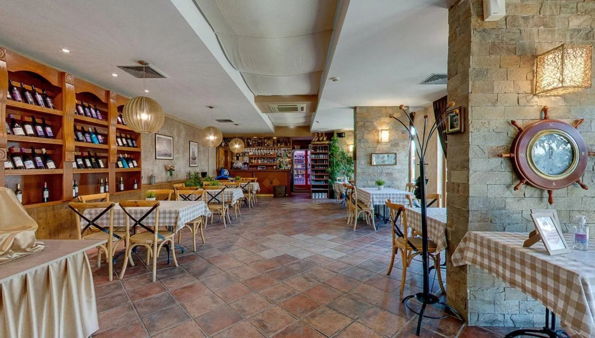 Restaurant/places to eat in Hotel Mistral