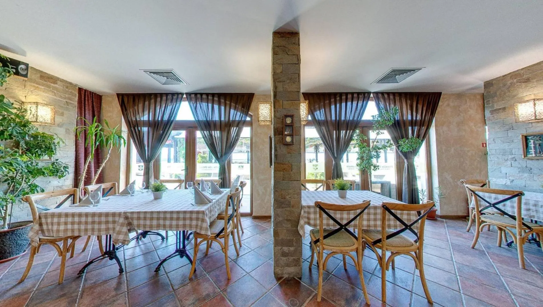 Restaurant/places to eat in Hotel Mistral