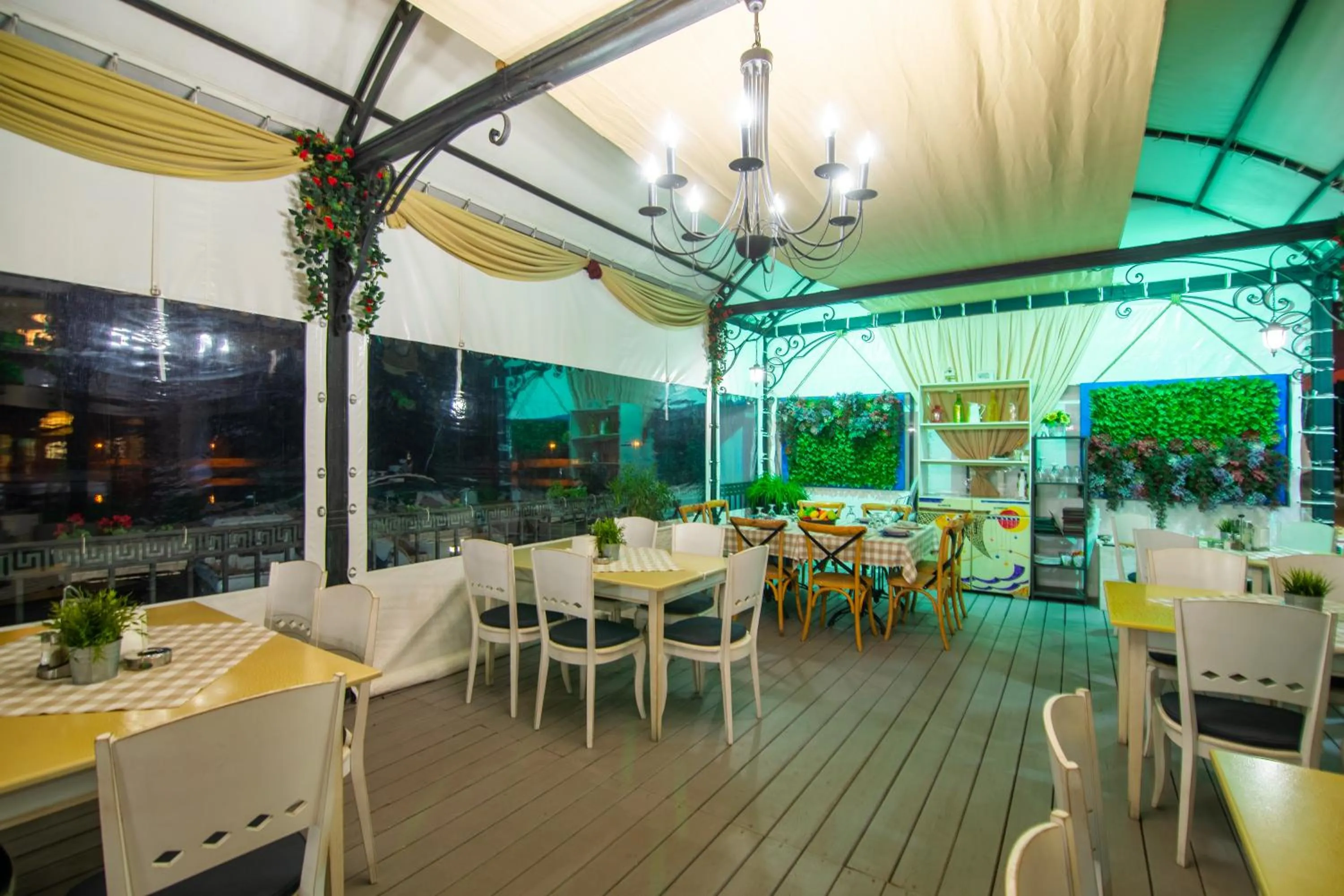 Restaurant/places to eat in Hotel Mistral