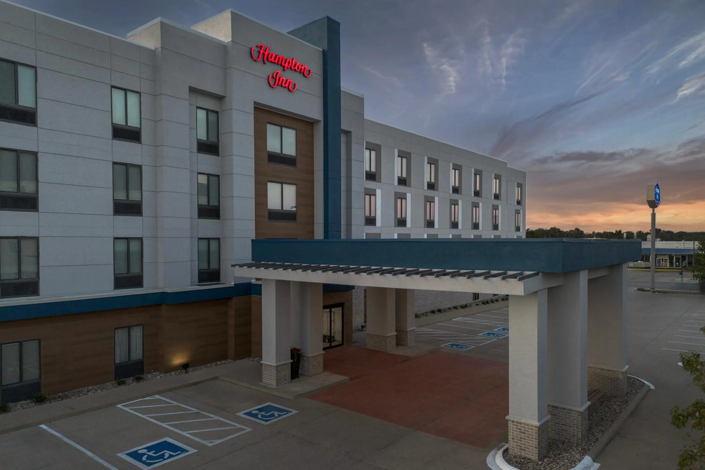 Property building in Hampton Inn Waterloo