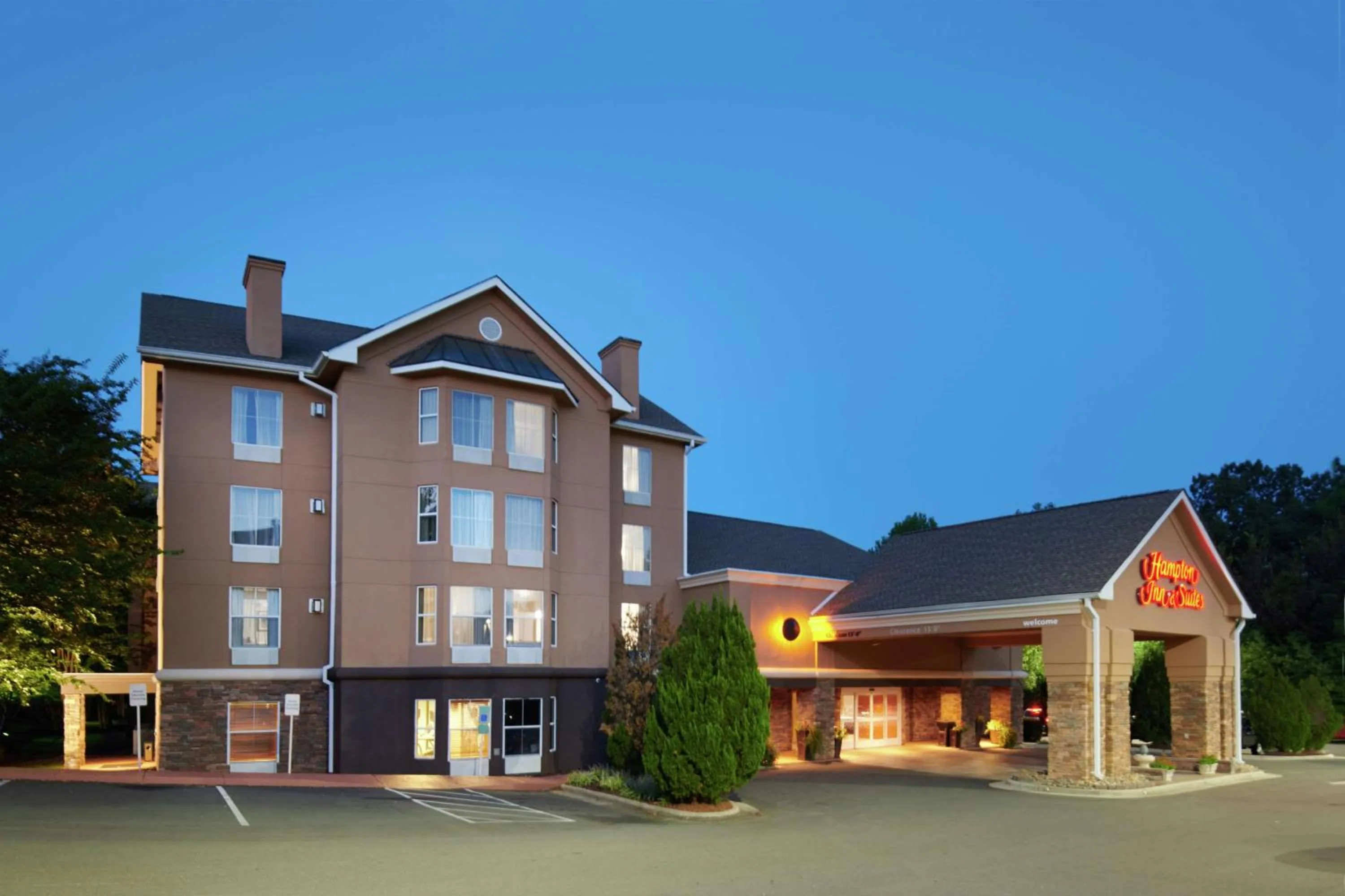 Property building in Hampton Inn & Suites Chapel Hill/Durham