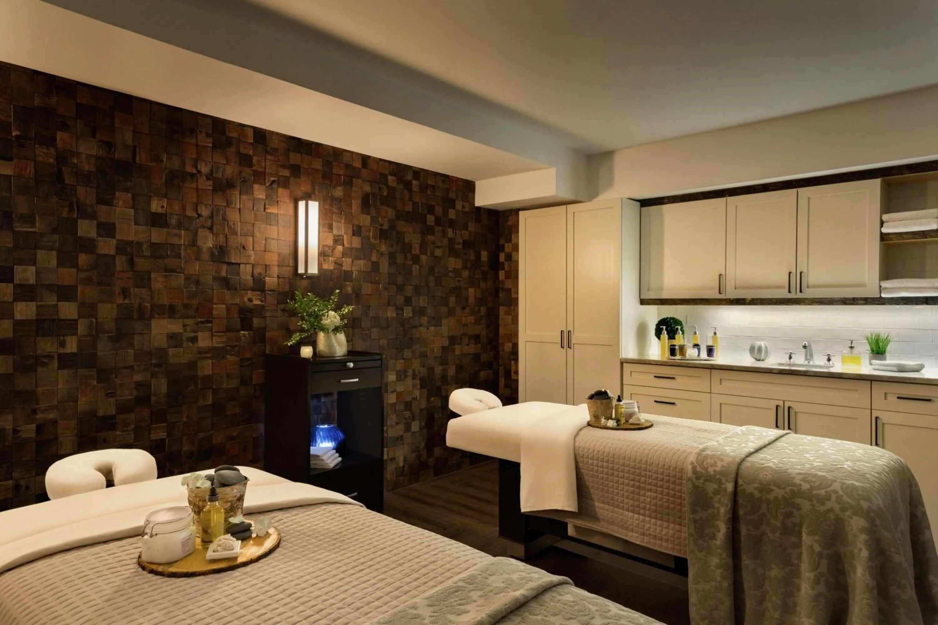 Spa and wellness centre/facilities, Bed in Hotel Saranac, Curio Collection By Hilton
