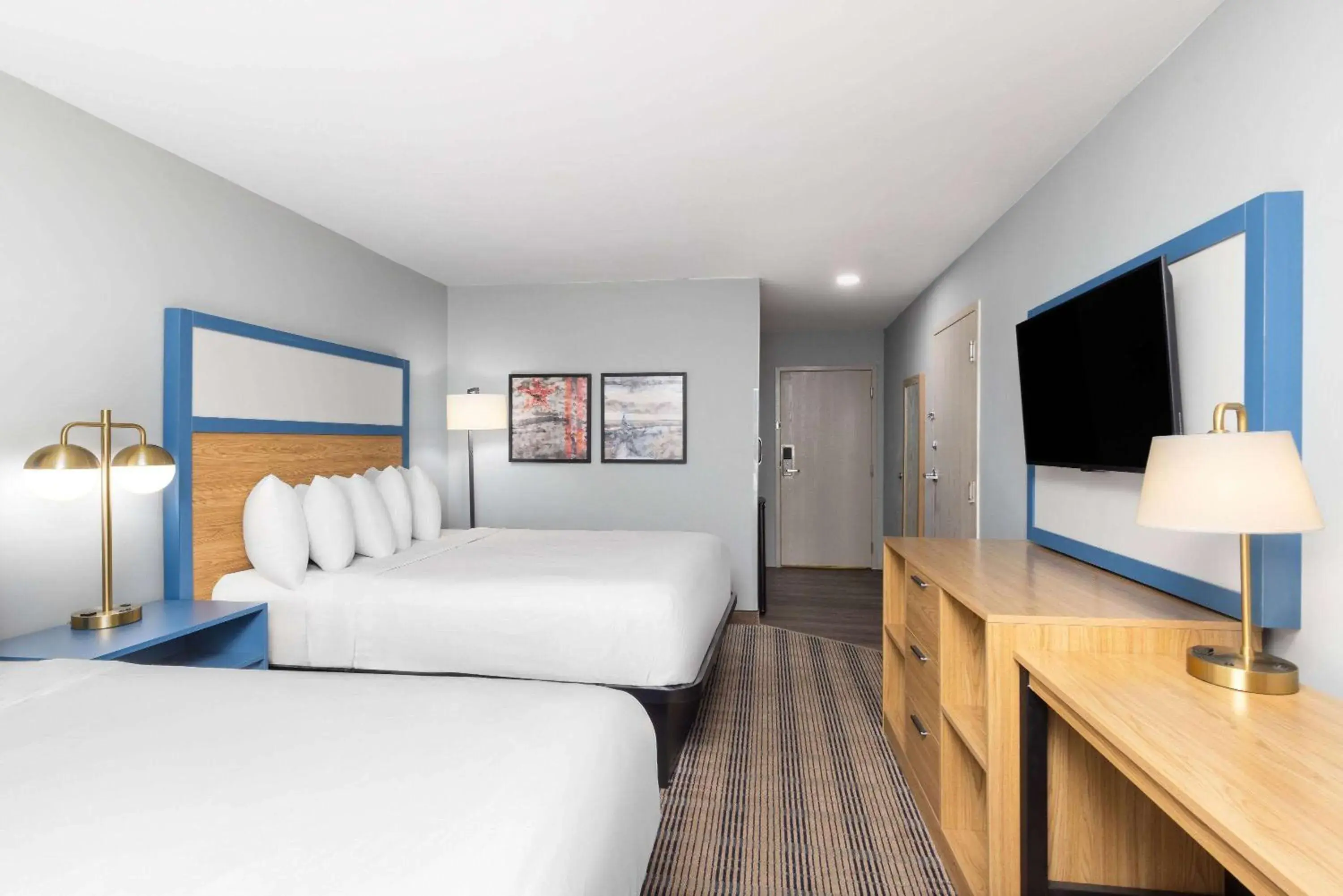 Queen Room with Two Queen Beds, Mobility Access and Bathtub with Grab Bars, Non-Smoking in The Inn & Suites Omaha Near Zoo Queen Room with Two Queen Beds, Mobility Access and Bathtub with Grab Bars, Non-Smoking in The Inn & Suites Omaha Near Zoo