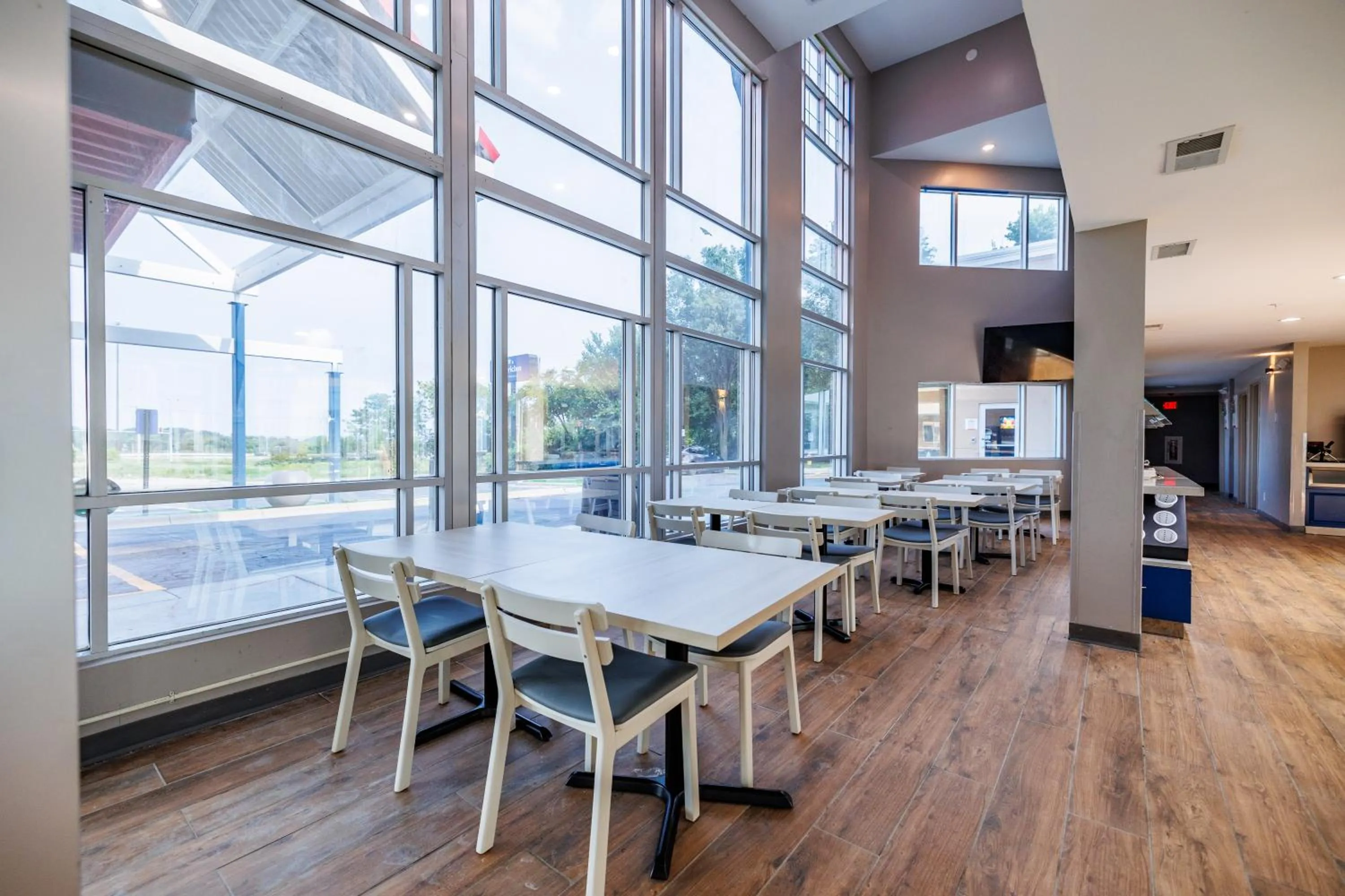 Breakfast in AmericInn by Wyndham Omaha Near Zoo