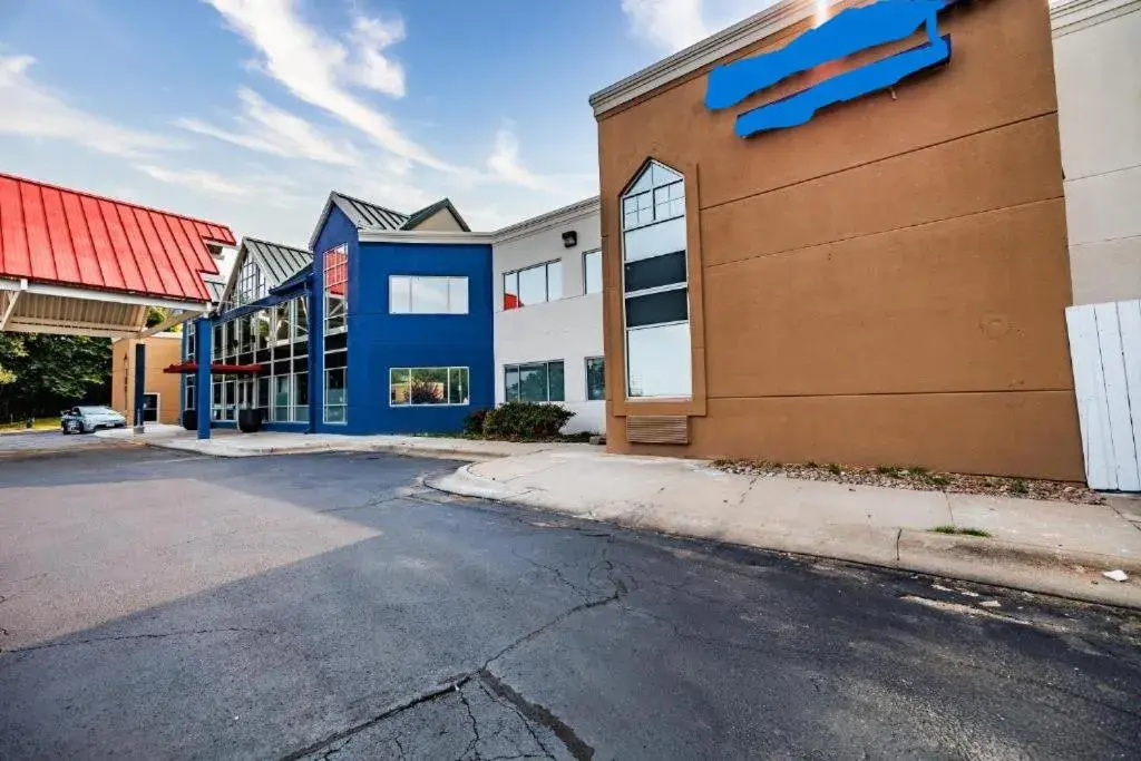 Property building in AmericInn by Wyndham Omaha Near Zoo Property building in AmericInn by Wyndham Omaha Near Zoo