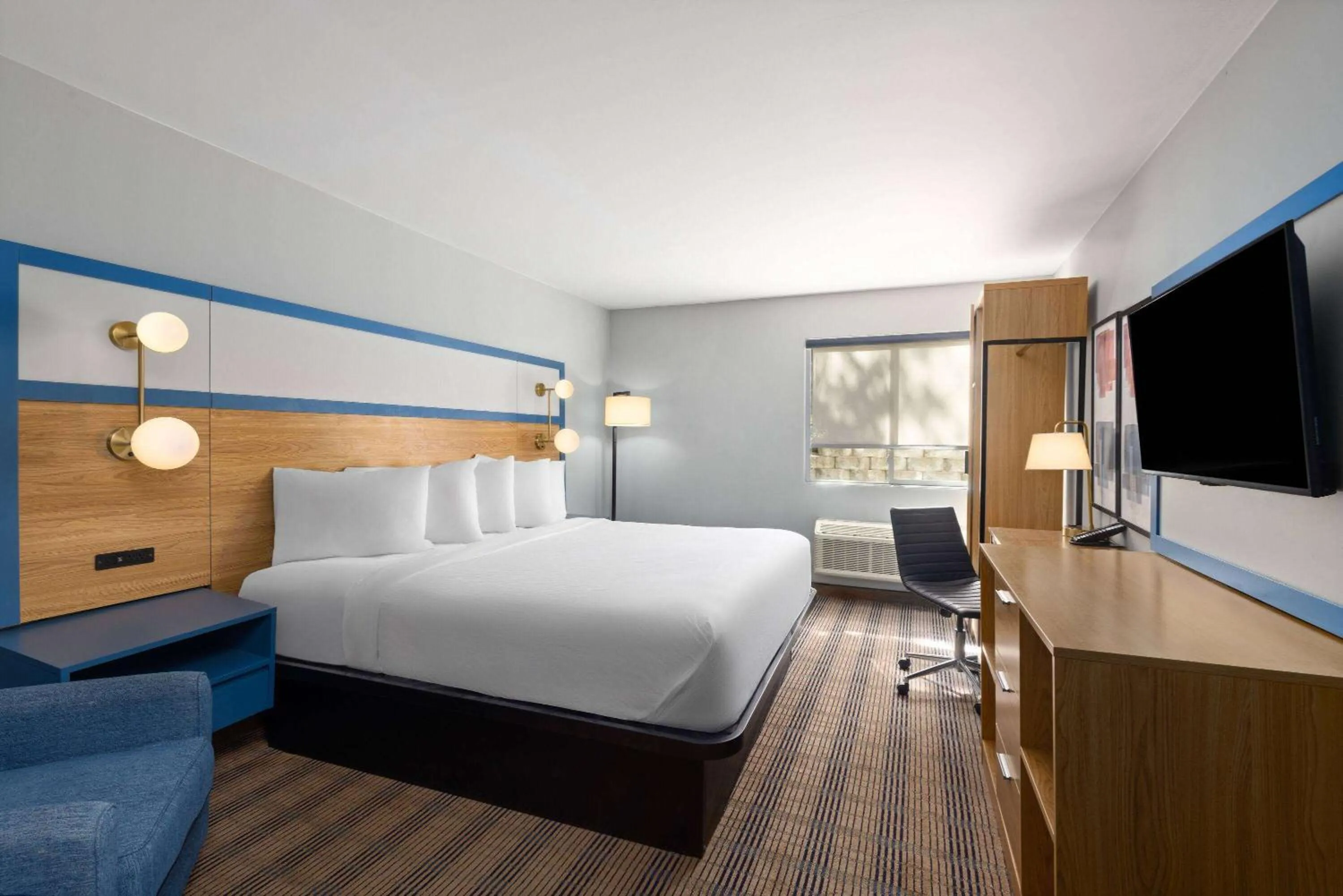 Photo of the whole room, Bed in AmericInn by Wyndham Omaha Near Zoo