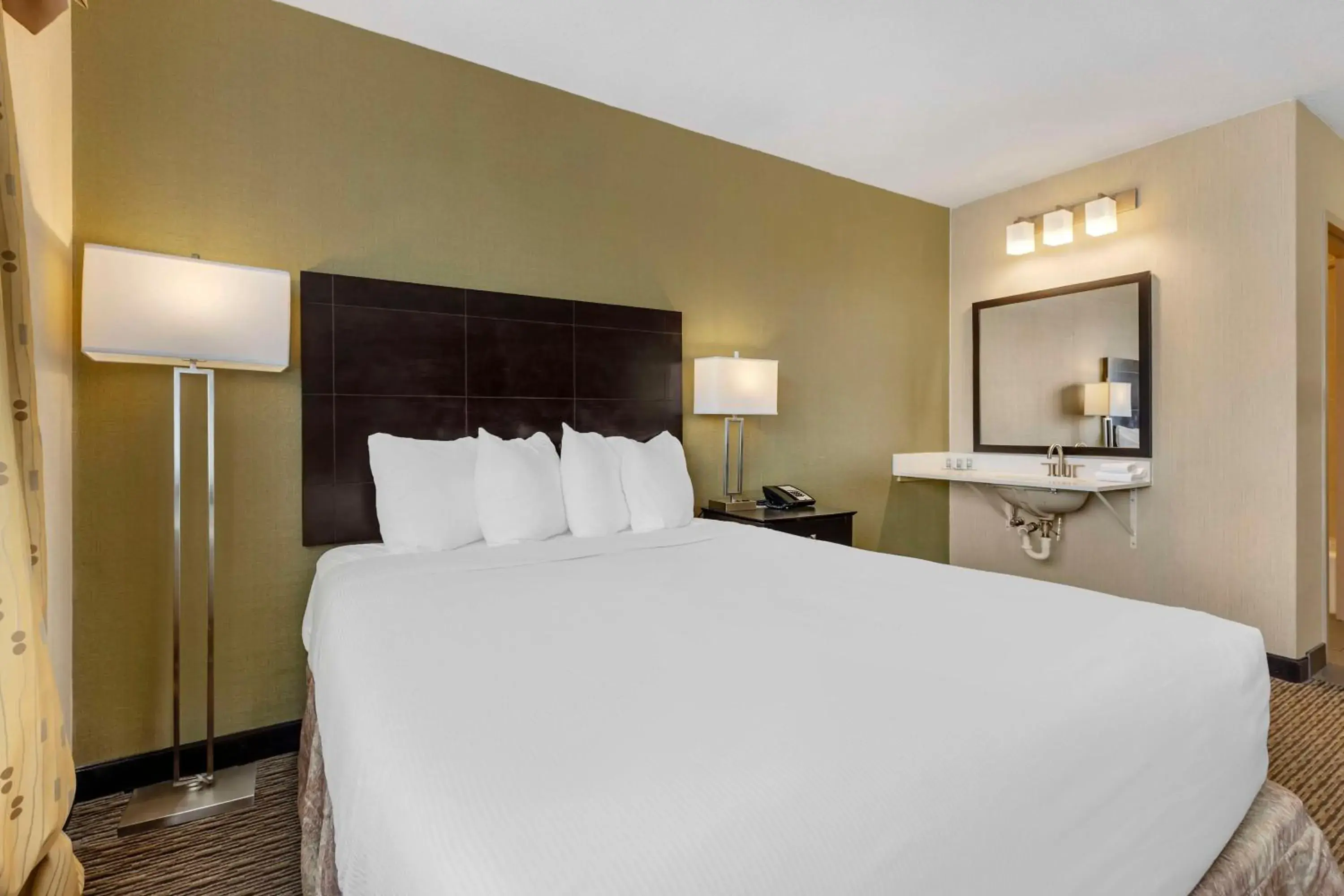 Bedroom, Bed in Best Western Watertown/Fort Drum Bedroom, Bed in Best Western Watertown/Fort Drum