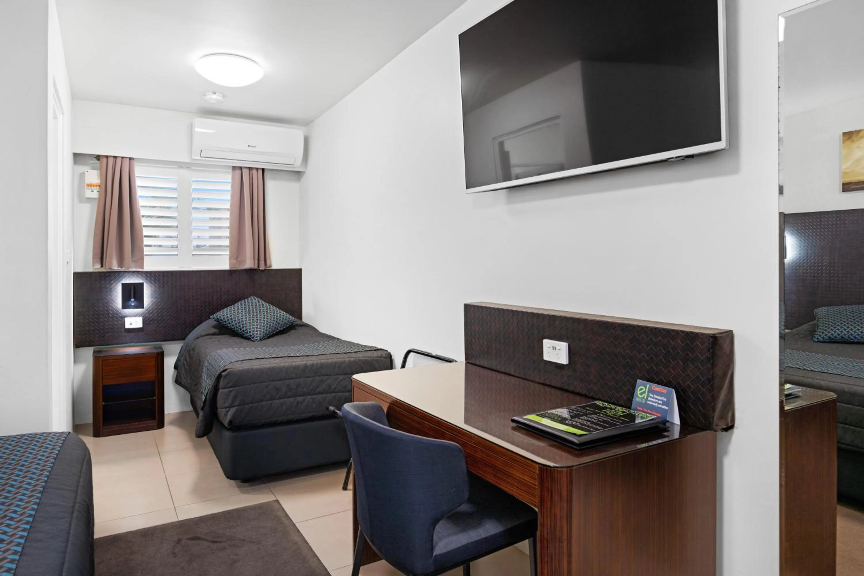 Bedroom in El Motor Inn