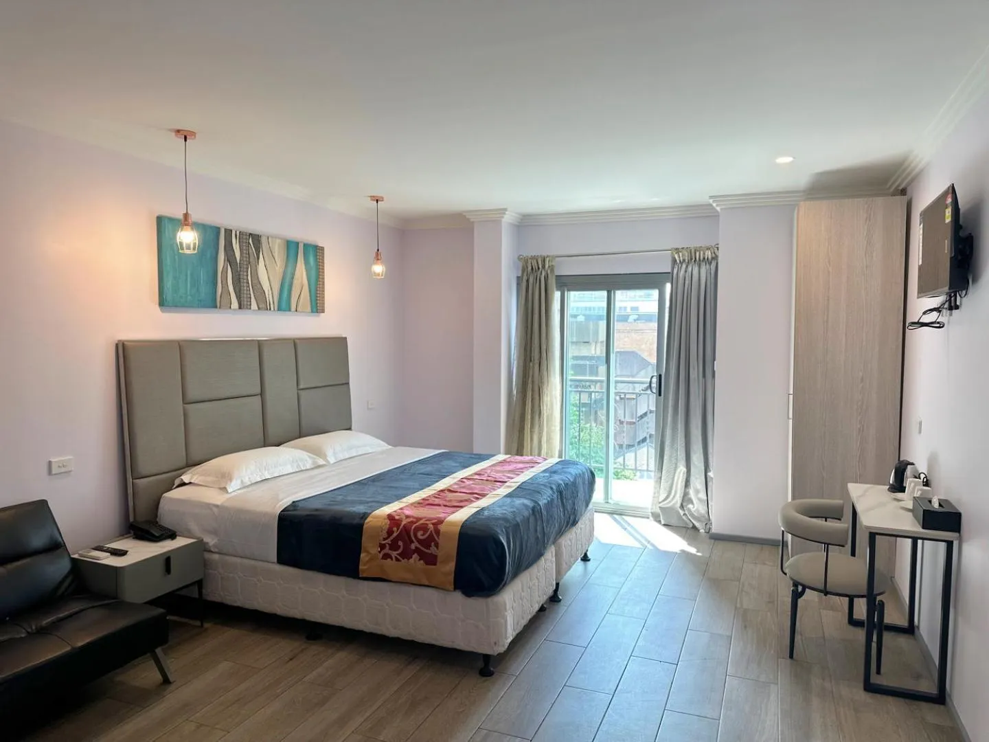 Bed in Sydney RiseOn Hotel