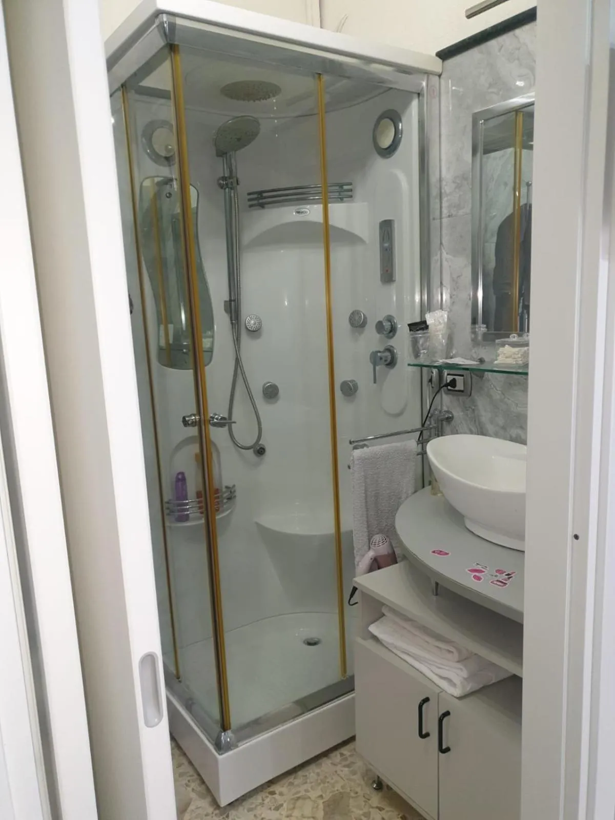 Shower in Lussuoso B&B