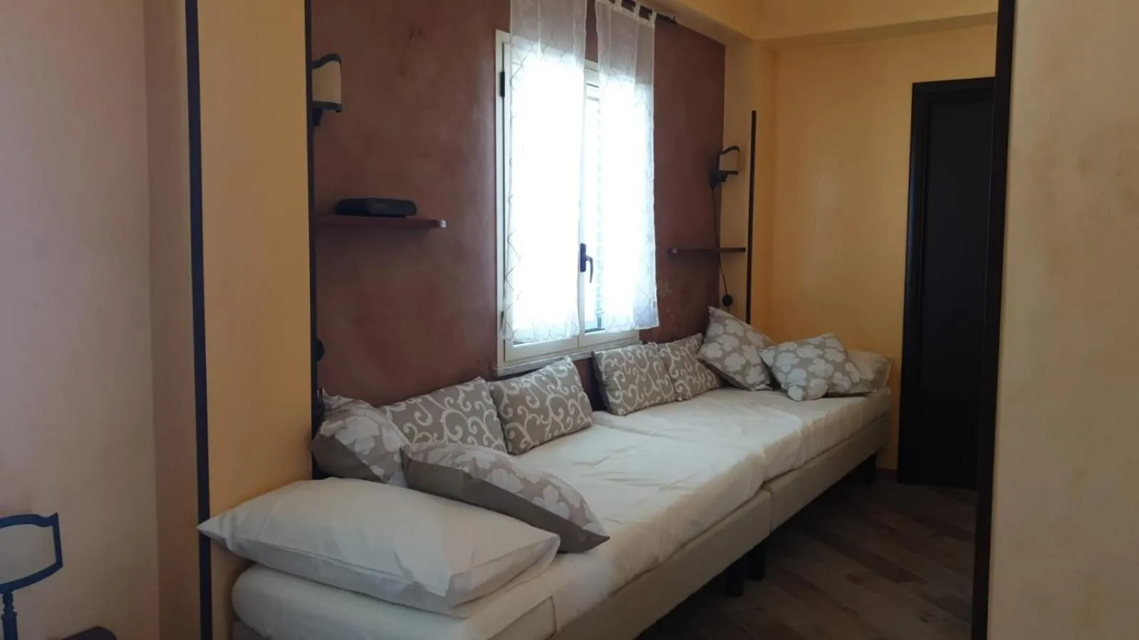 Living room, Bed in Lussuoso B&B